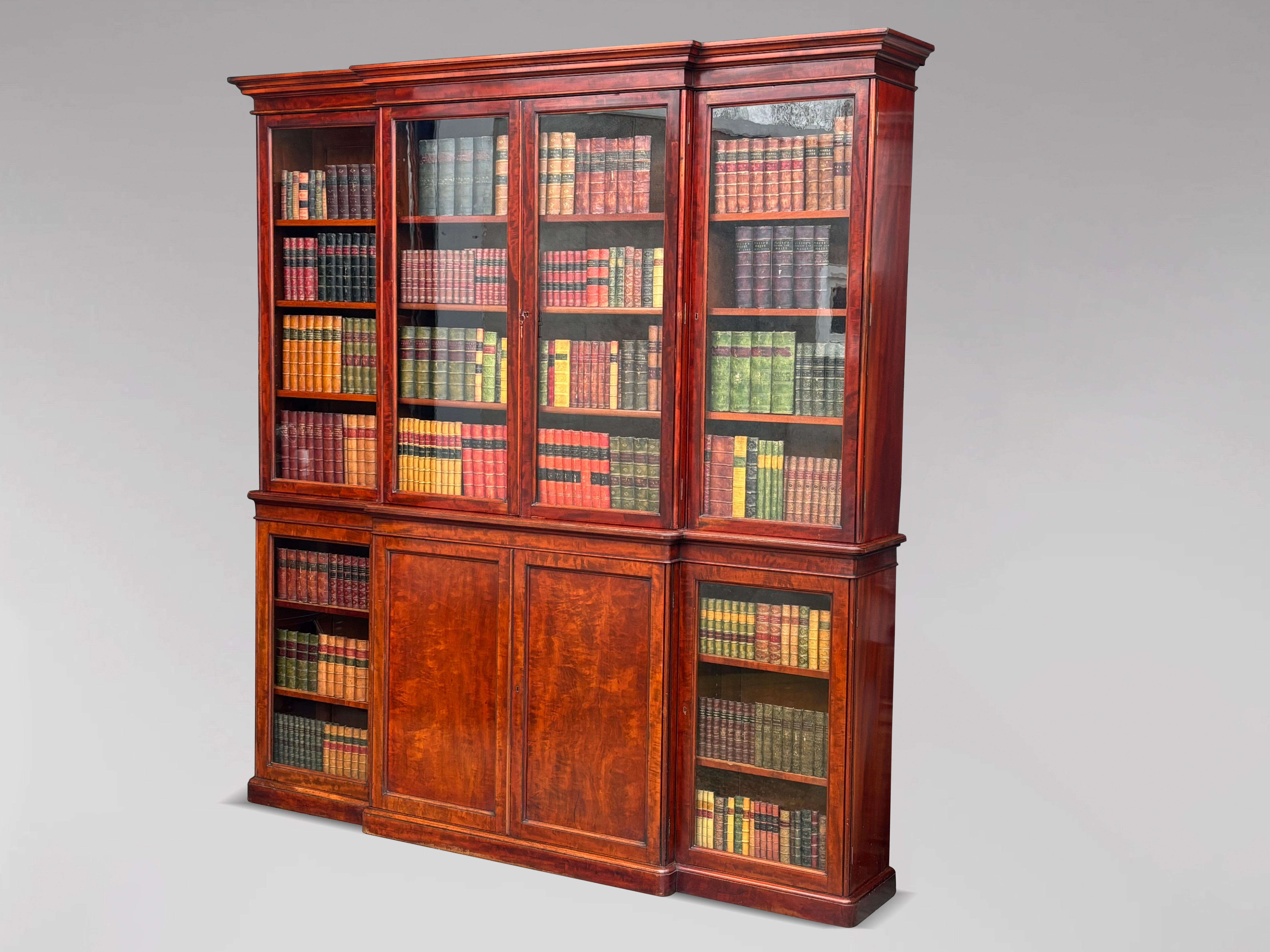 Libreria di qualità della metà del XIX secolo, in mogano, con ante a ribalta in vendita 3