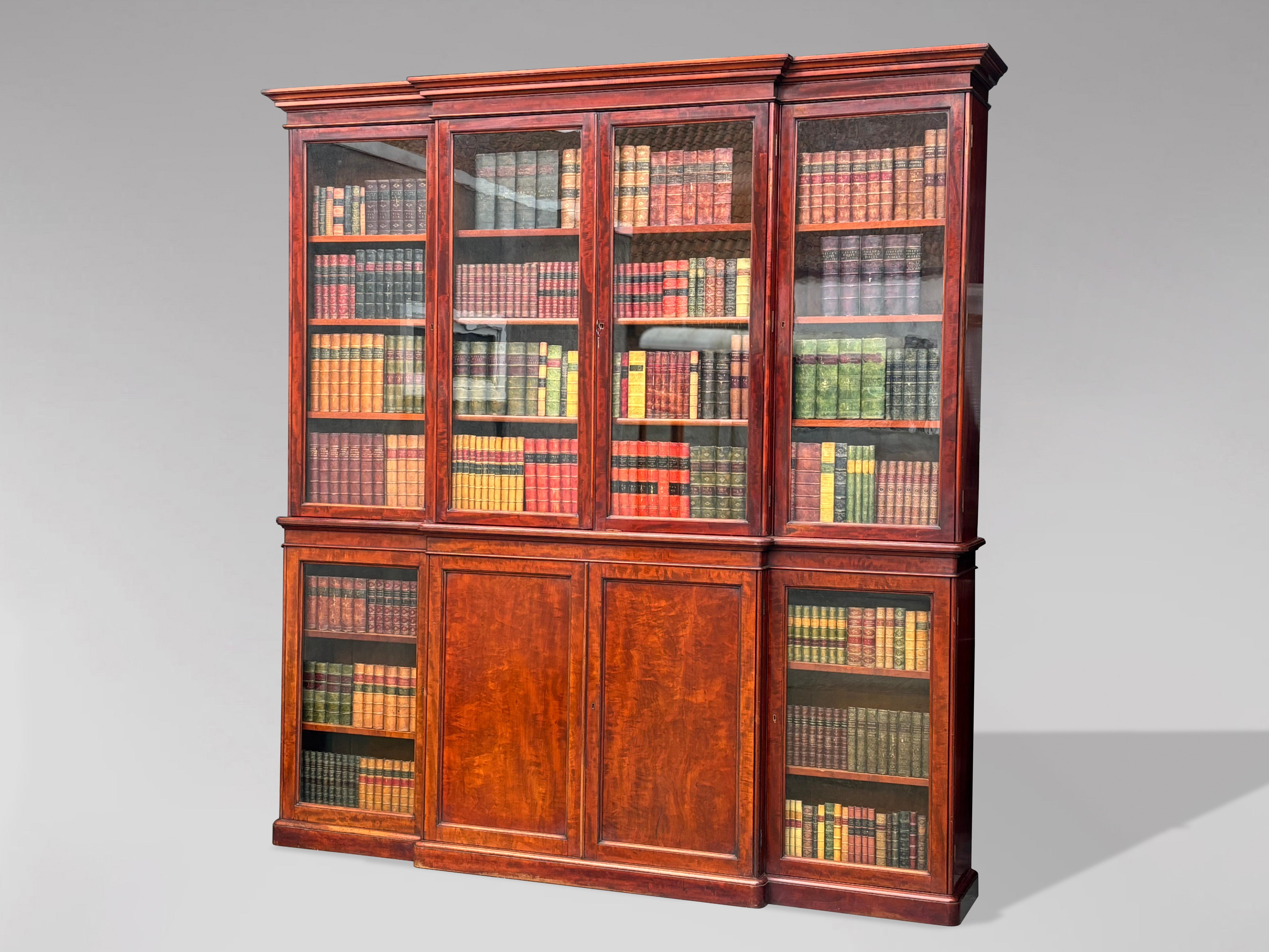 Libreria di qualità della metà del XIX secolo, in mogano, con ante a ribalta in vendita 4