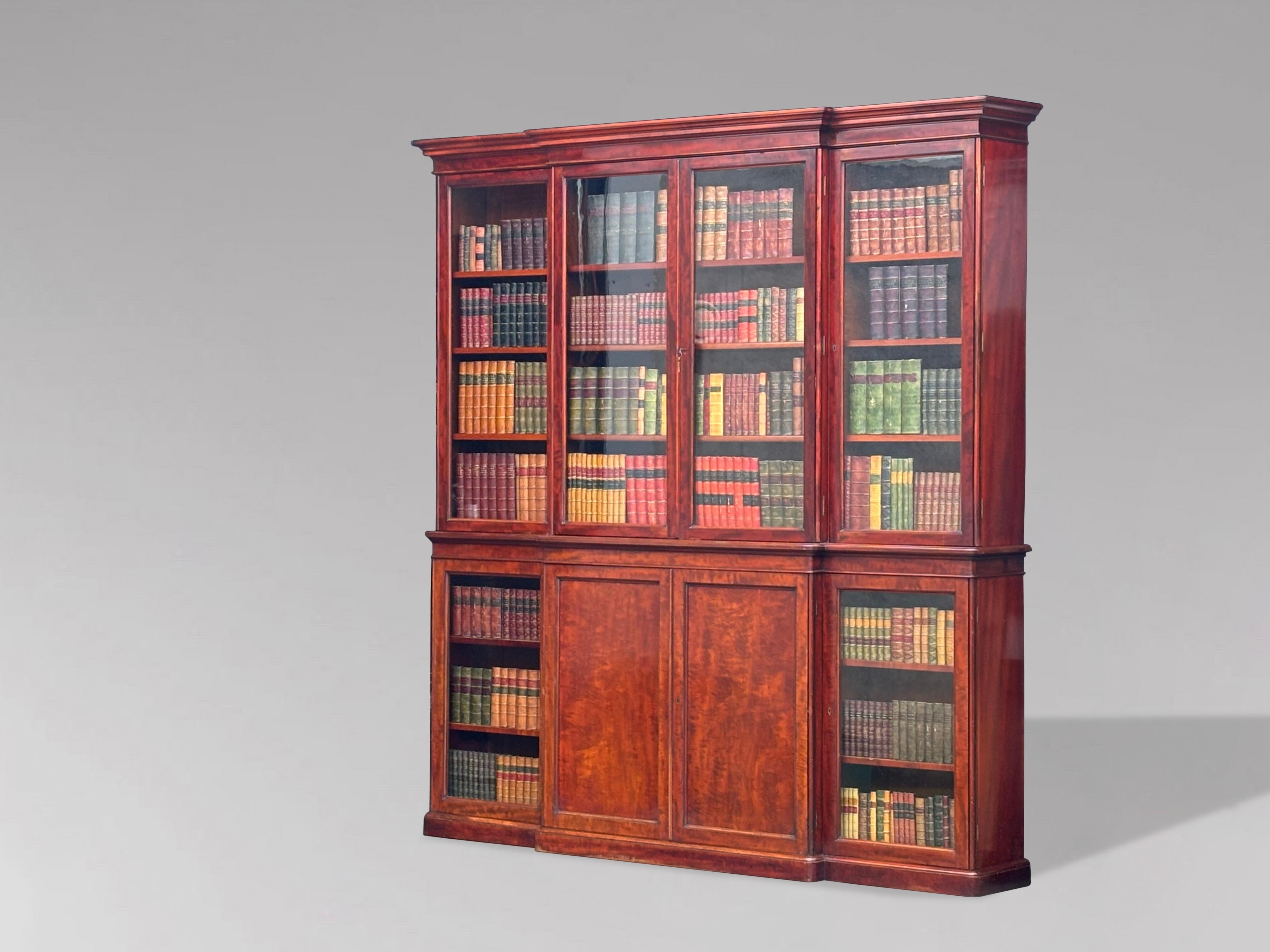 Una libreria in mogano a quattro ante con apertura a strappo, della metà del XIX secolo, in stile William IV e del primo periodo vittoriano. Presenta un cornicione modellato sopra quattro porte vetrate originali che racchiudono ripiani regolabili.