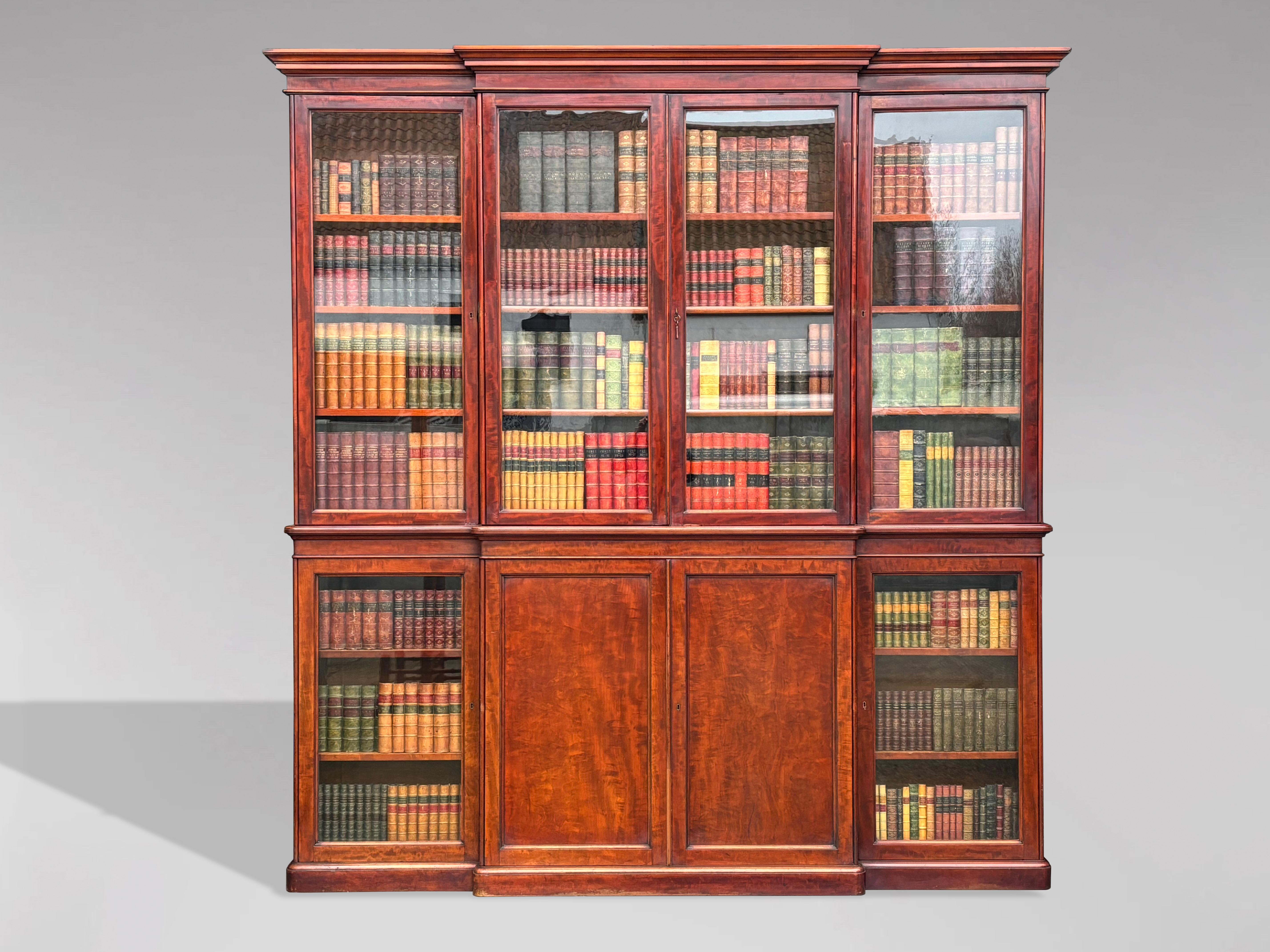 Primo vittoriano Libreria di qualità della metà del XIX secolo, in mogano, con ante a ribalta in vendita