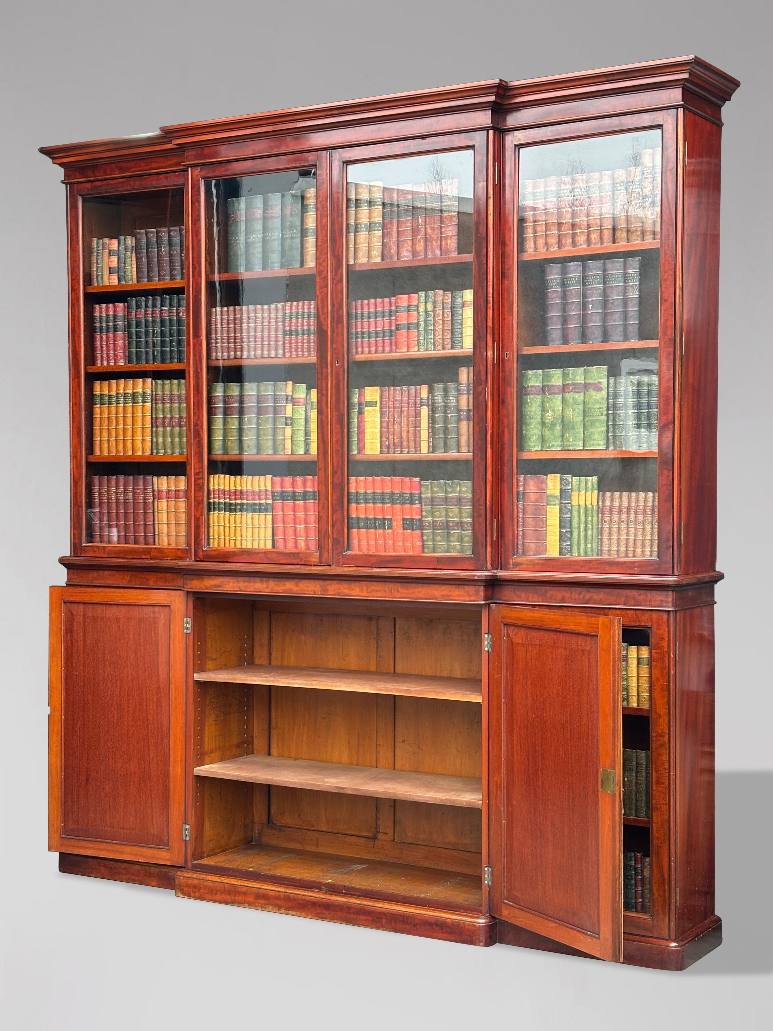Lucidato Libreria di qualità della metà del XIX secolo, in mogano, con ante a ribalta in vendita