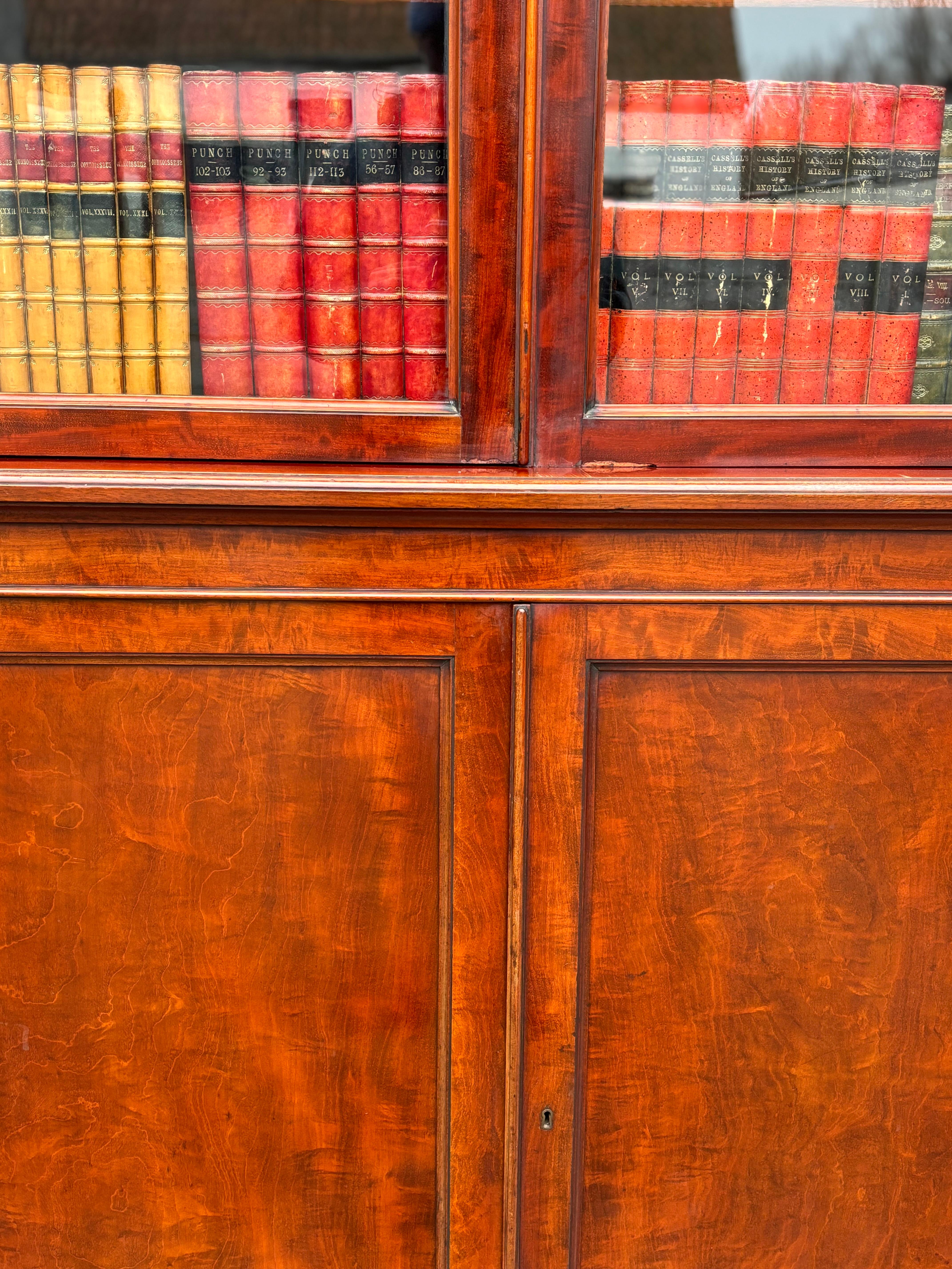 Mogano Libreria di qualità della metà del XIX secolo, in mogano, con ante a ribalta in vendita