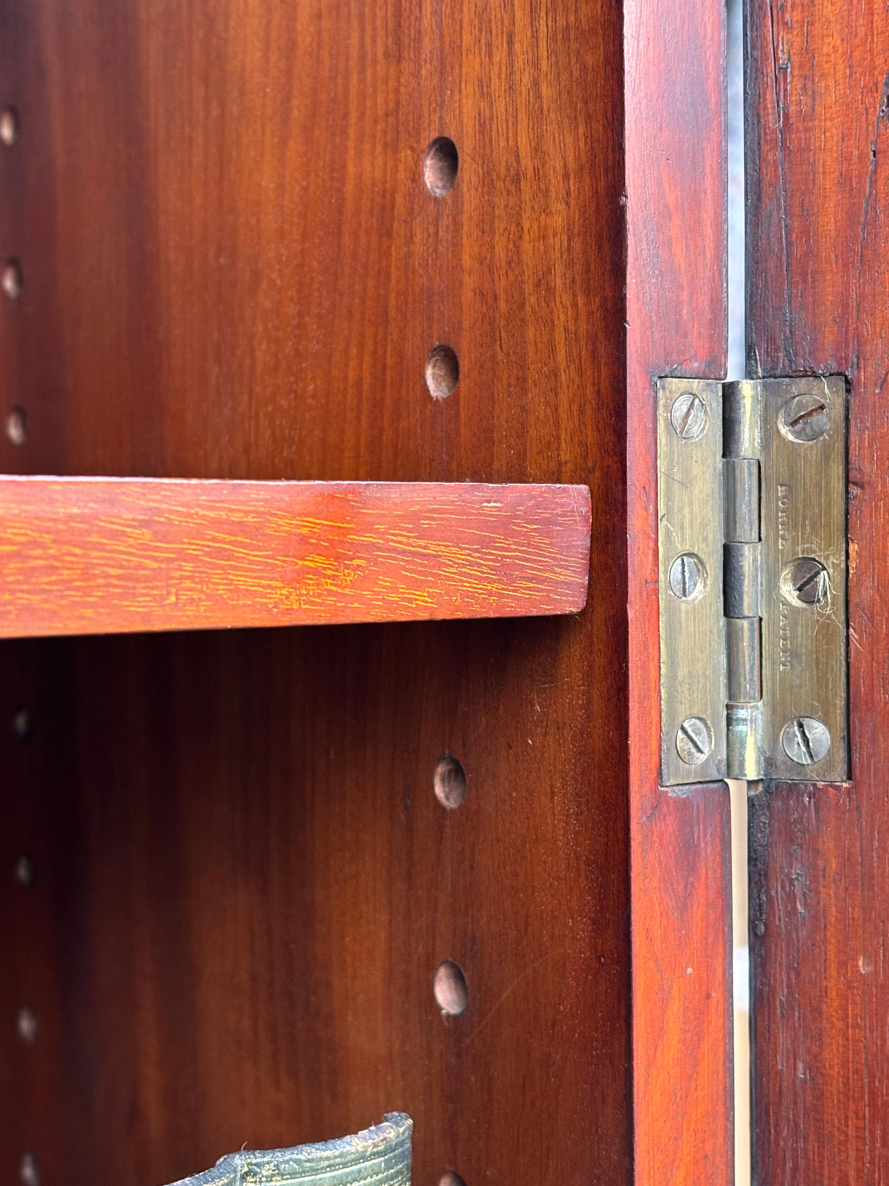 Libreria di qualità della metà del XIX secolo, in mogano, con ante a ribalta in vendita 1