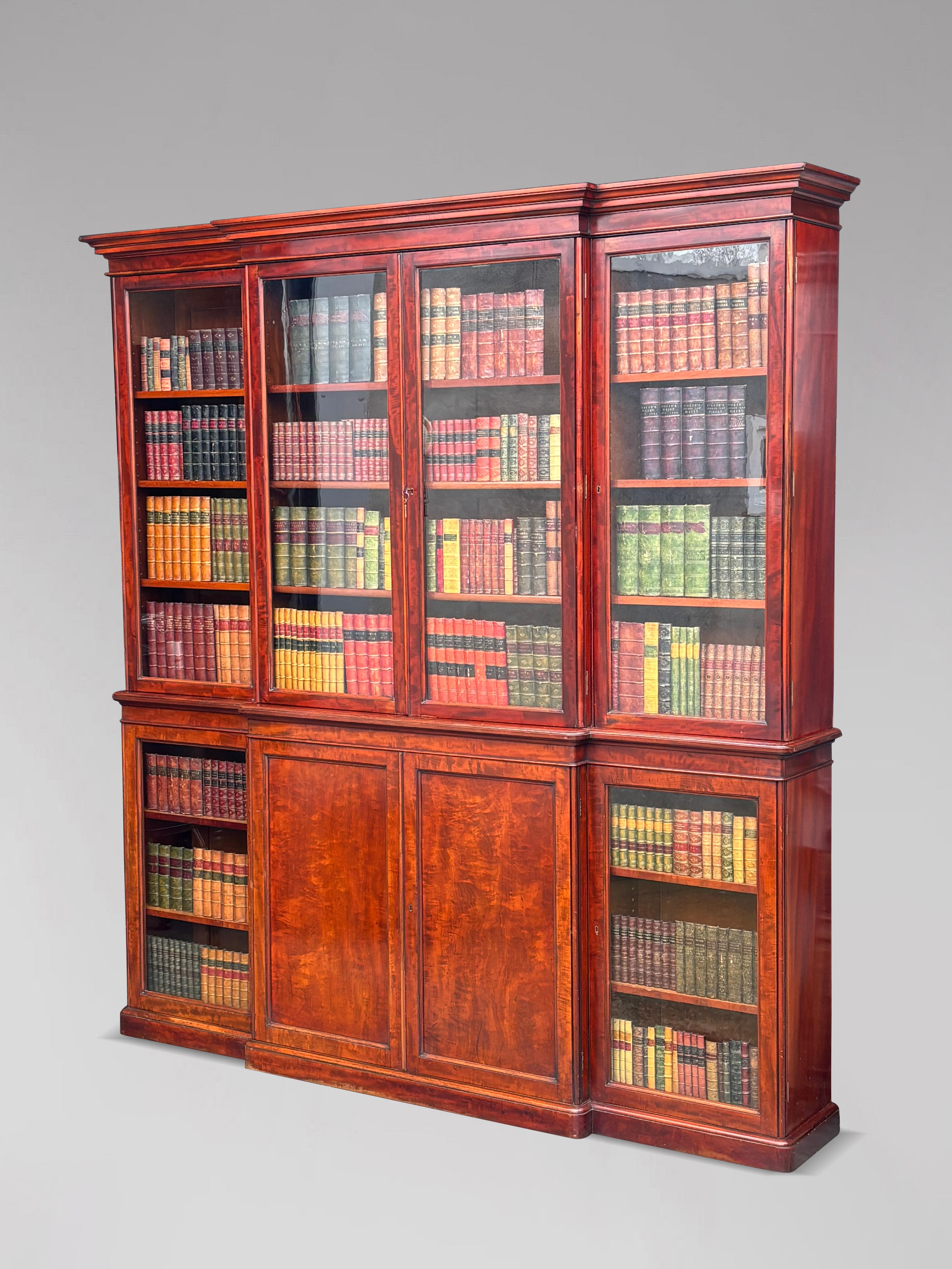 Libreria di qualità della metà del XIX secolo, in mogano, con ante a ribalta in vendita 2