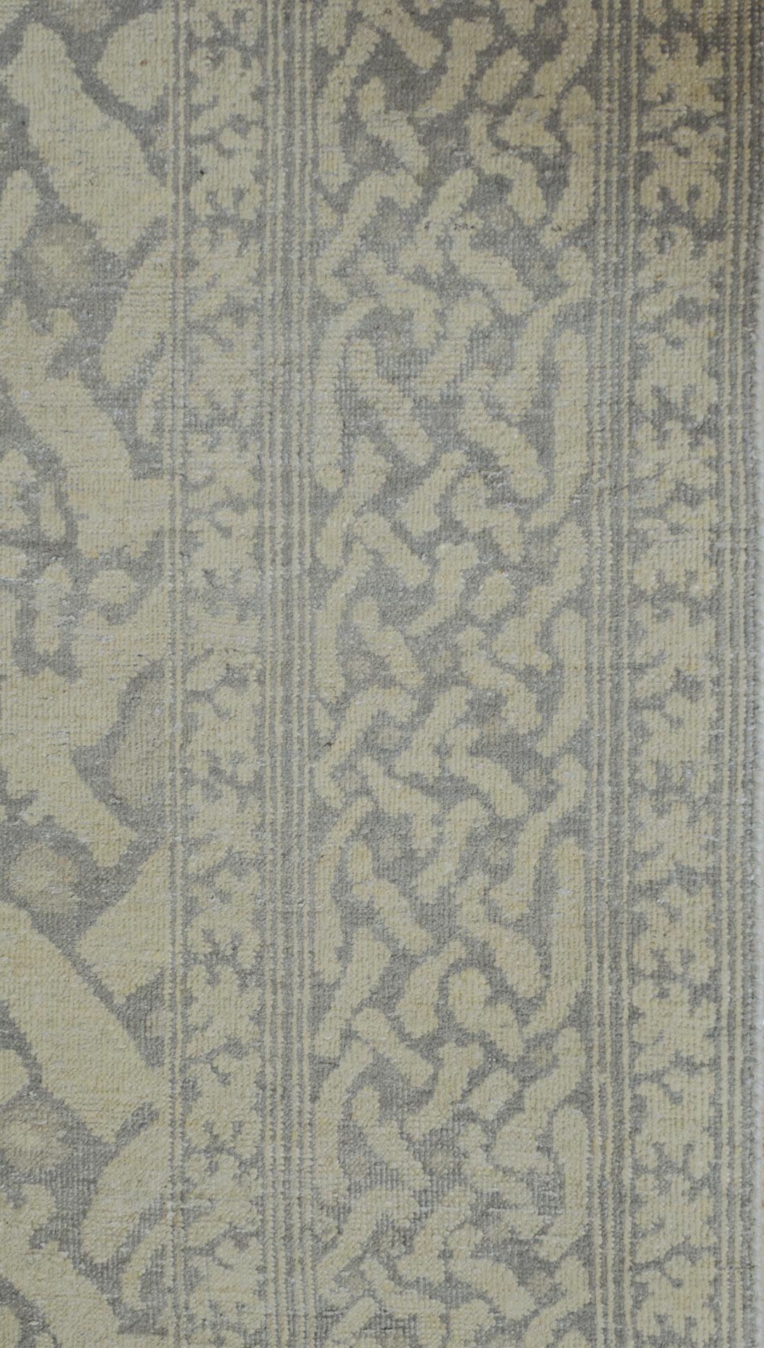 Dieser wunderschöne Teppich wurde in Kaschmir von Hand gewebt und zeichnet sich durch ein einzigartiges Design und eine außergewöhnlich feine Webart aus. Flor aus 100% natürlicher Wolle. Brandneu.