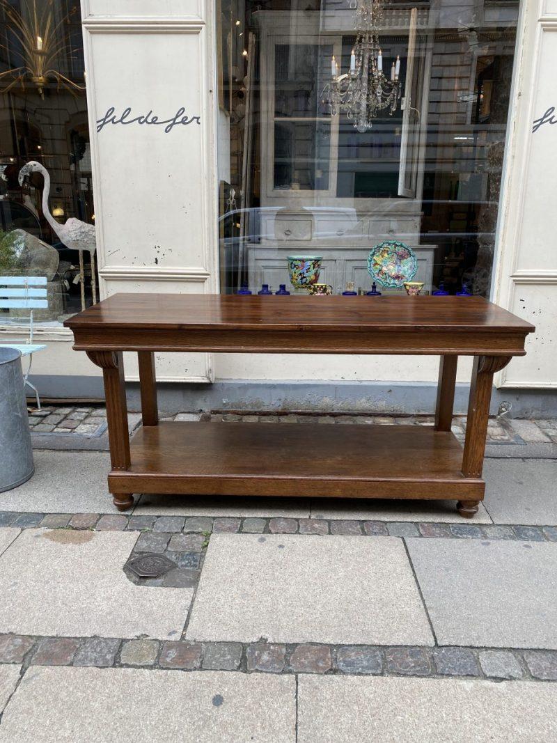 Gorgeous antique French counter / console, originating from the French bank Société Générale. Beautifully made in quality solid oak, and with handsome carvings in the wood.

Perfect as a console table or perhaps for receiving guests at a