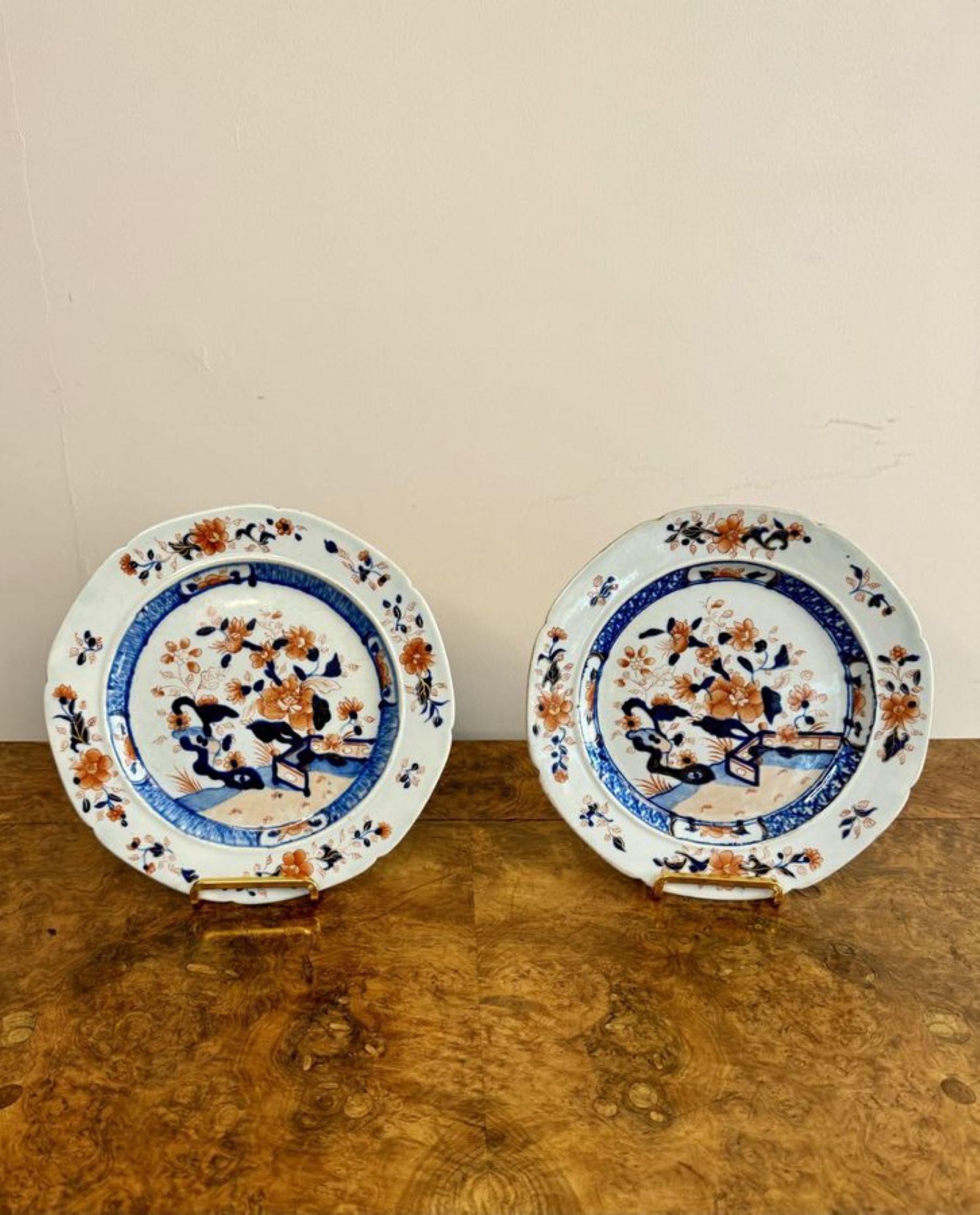 Paire d'assiettes chinoises du XVIIIe siècle, Whiting Paire d'assiettes chinoises du XVIIIe siècle décorées de fleurs dans de magnifiques couleurs rouge, bleu, or et blanc.

D. 1780