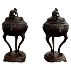 Paire de censeurs chinois anciens en bronze ornés de qualité