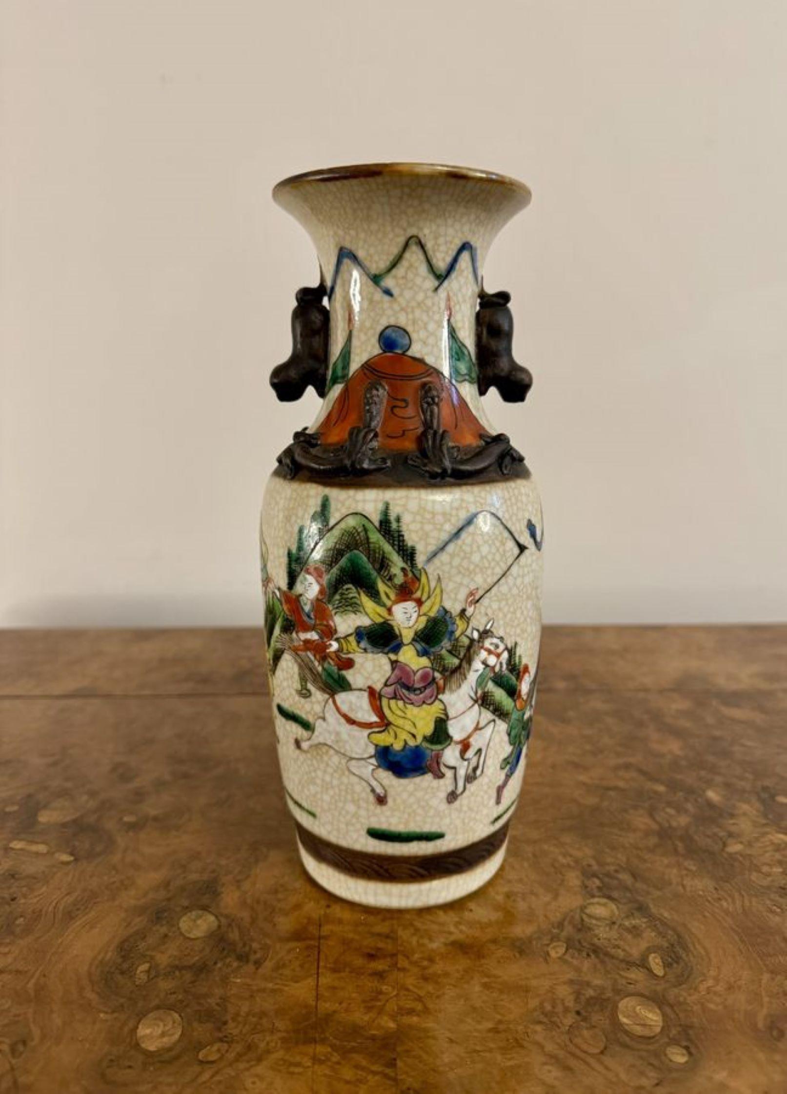 Paire de vases chinois anciens à glaçure craquelée de qualité, ayant une paire de vases chinois anciens de qualité avec des sommets de forme circulaire, peints à la main dans de merveilleuses couleurs vertes, rouges, blanches, brunes, bleues et
