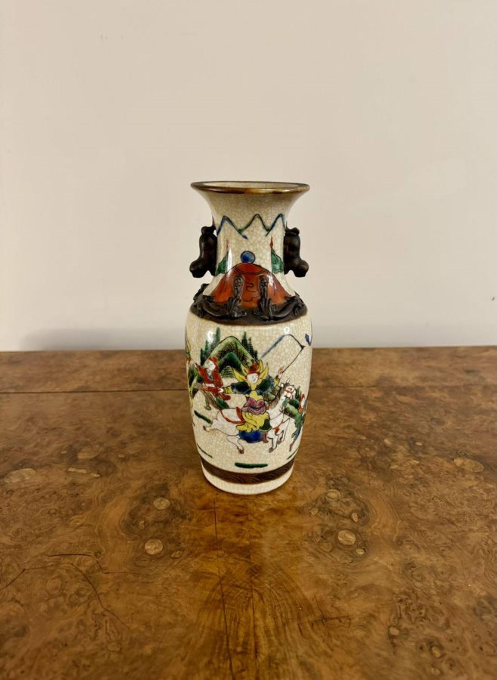 20ième siècle Paire de vases chinois anciens à glaçure craquelée de qualité supérieure en vente