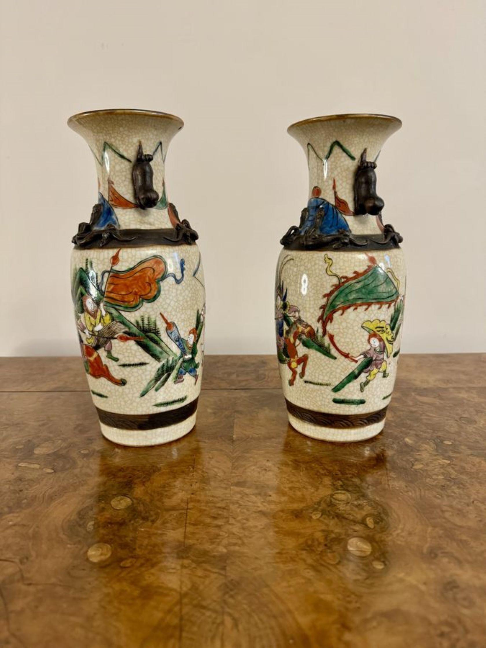 Céramique Paire de vases chinois anciens à glaçure craquelée de qualité supérieure en vente