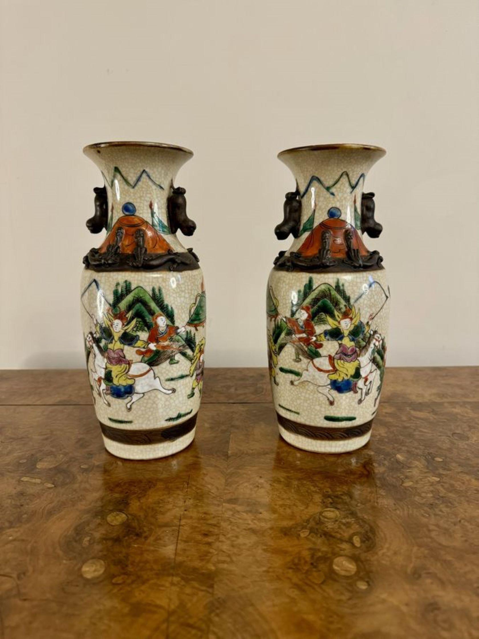 Paire de vases chinois anciens à glaçure craquelée de qualité supérieure en vente 1