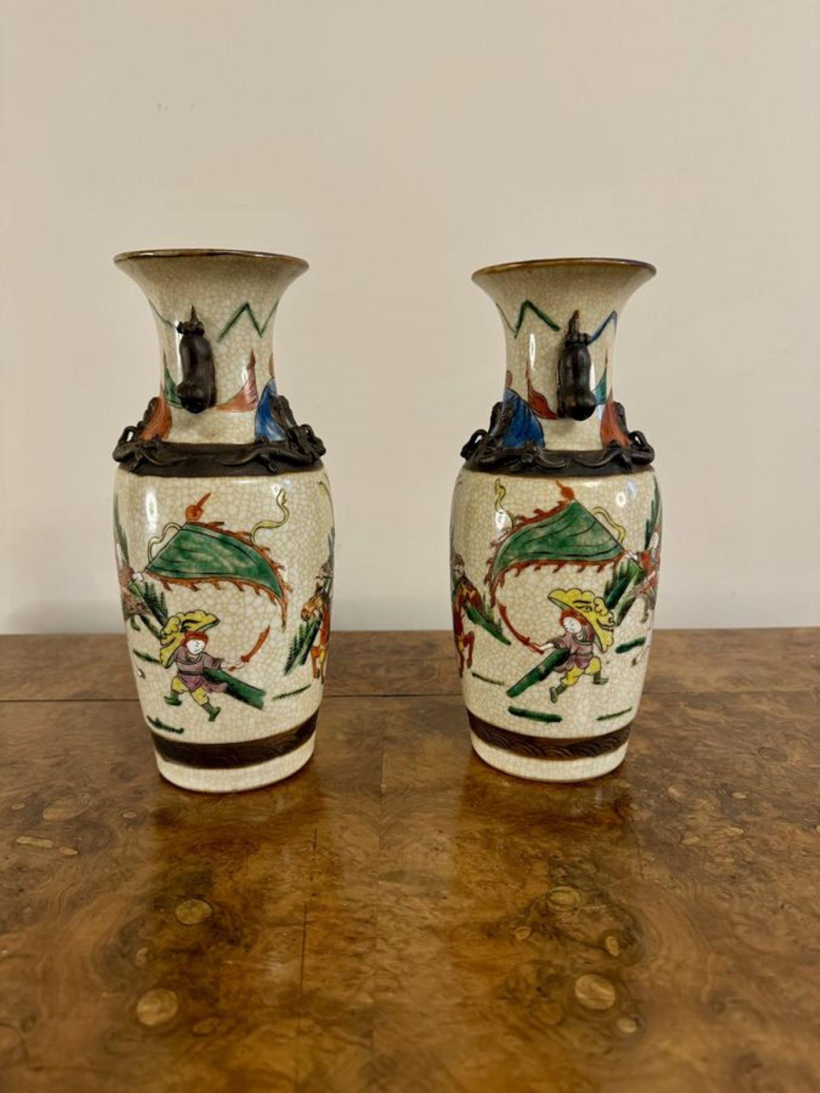 Paire de vases chinois anciens à glaçure craquelée de qualité supérieure en vente 2