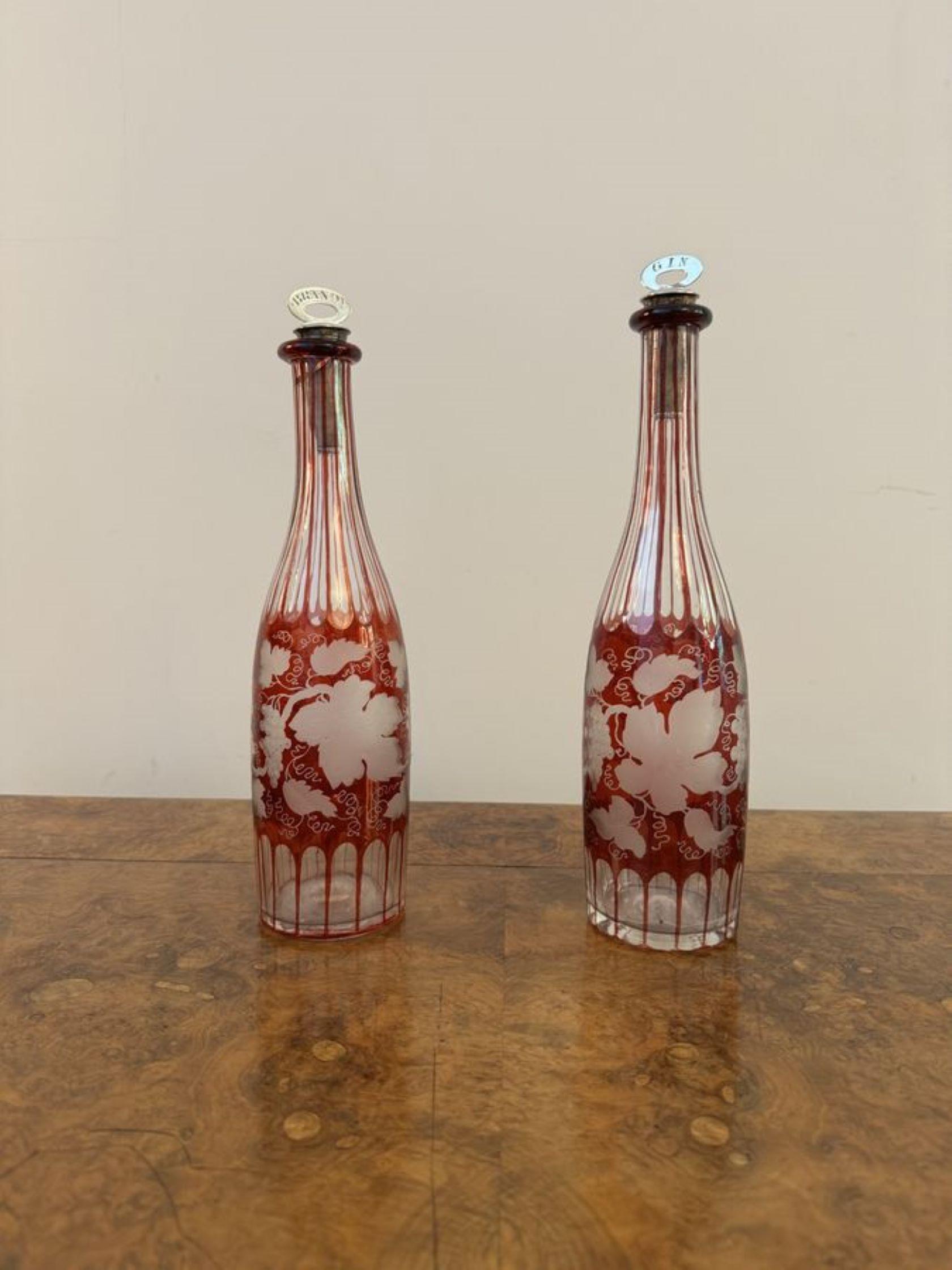 Pareja de decantadores antiguos eduardianos de cristal de rubí, con un par de decantadores de cristal de rubí de calidad decorados con uvas, vides y hojas con los tapones originales chapados en plata grabados con Brandy & Gin.

D. 1900