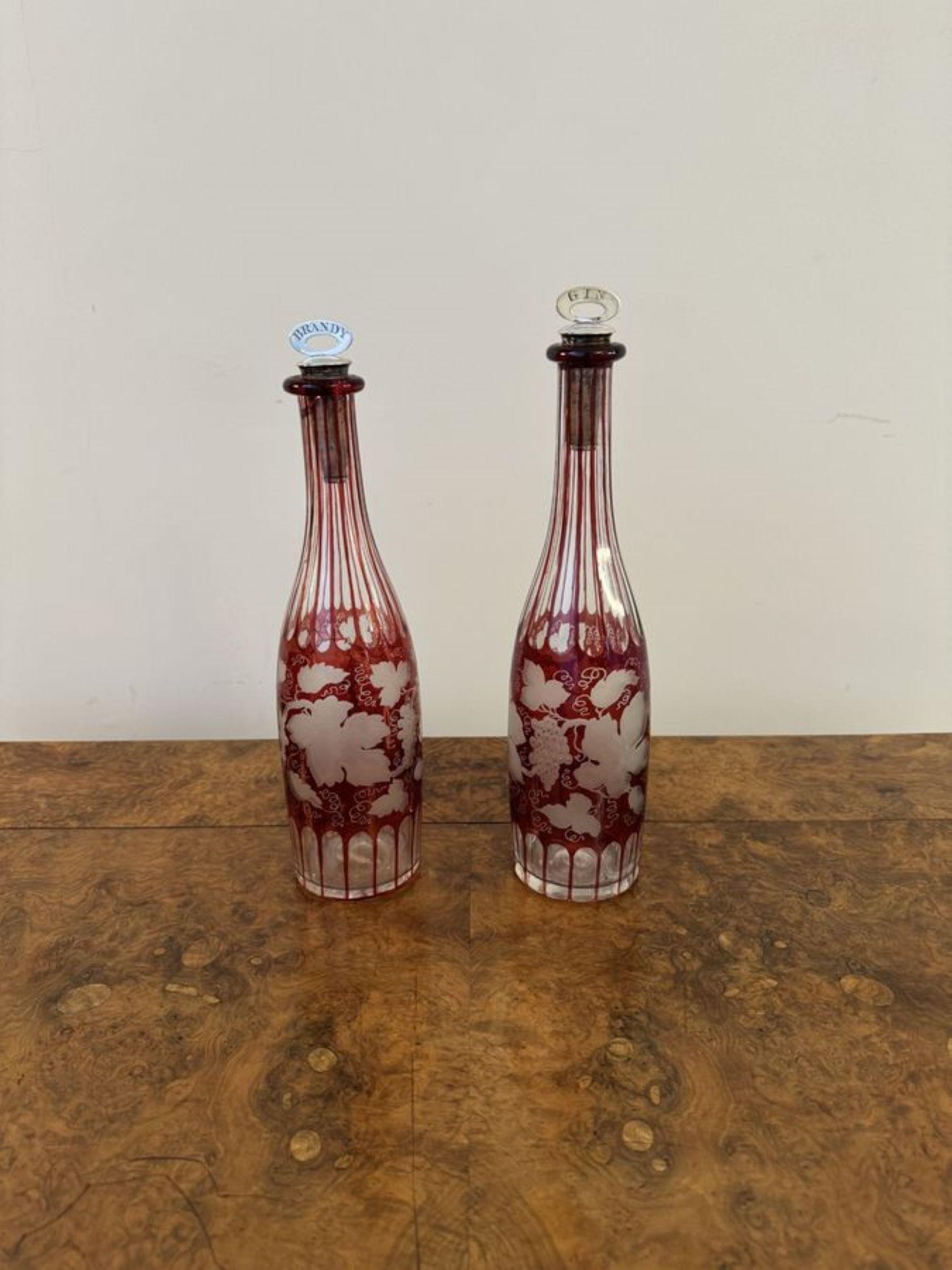 Pareja de decantadores antiguos eduardianos de cristal rubí de calidad Eduardiano en venta