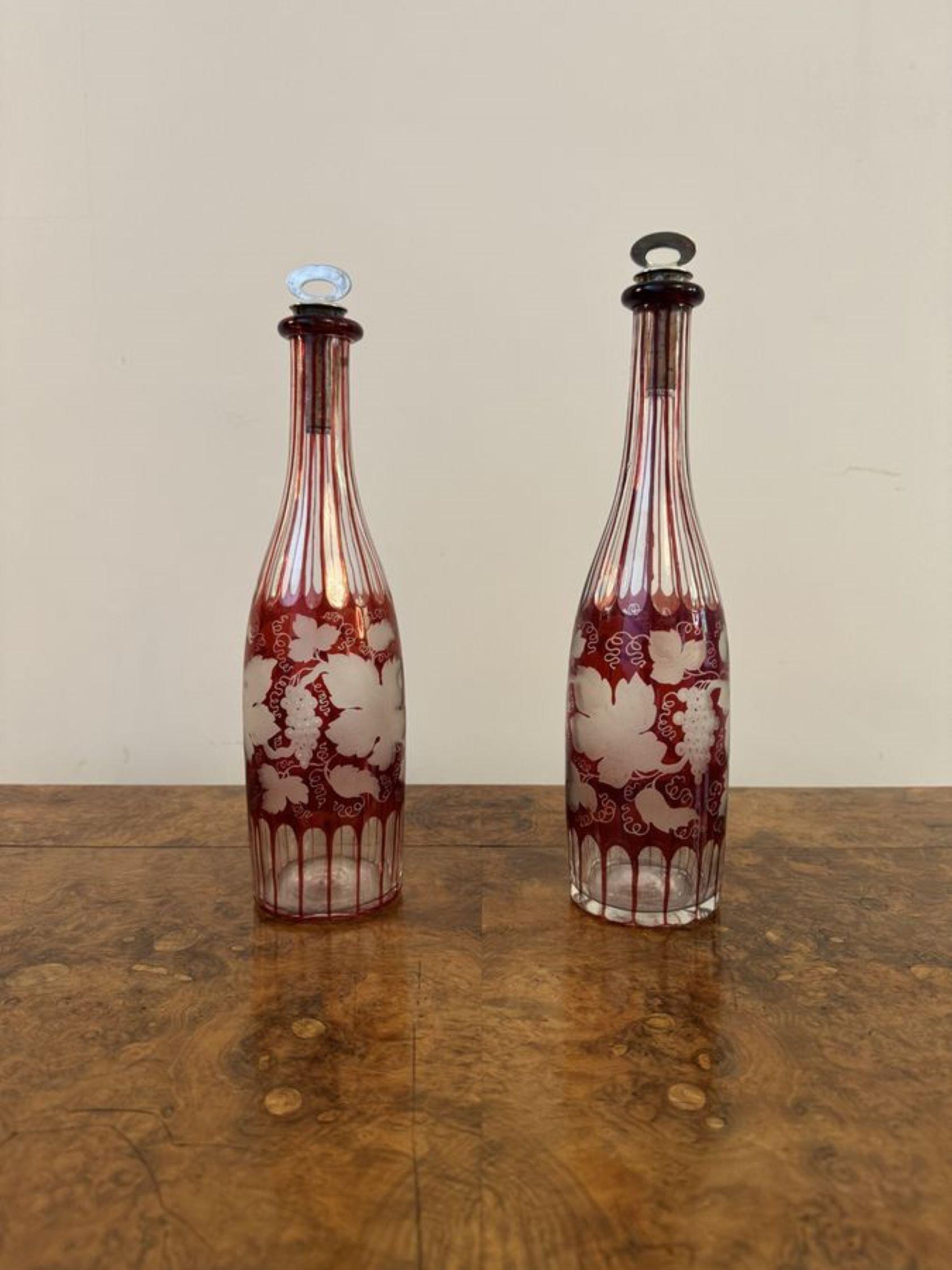Pareja de decantadores antiguos eduardianos de cristal rubí de calidad siglo XX en venta