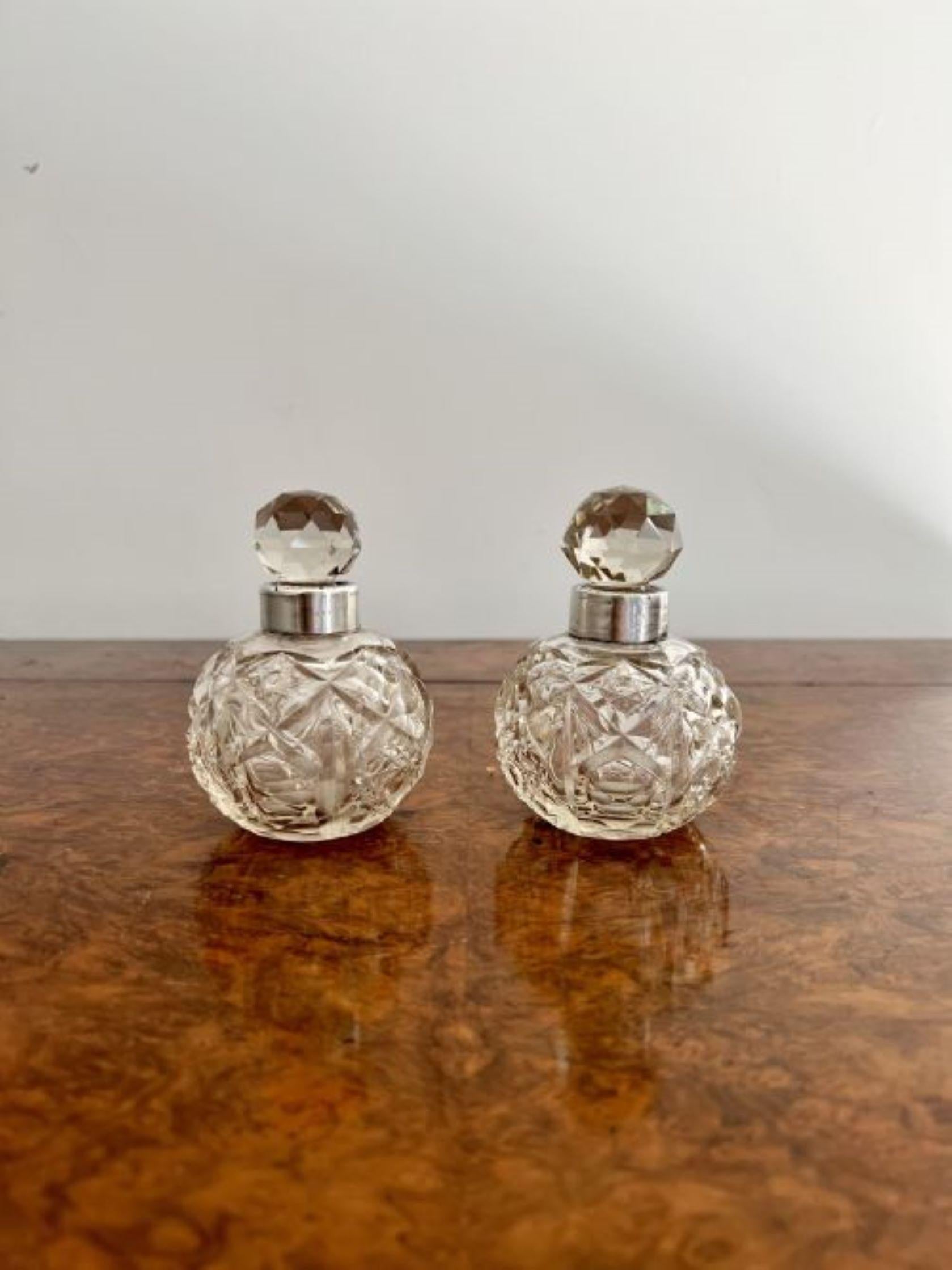 Pareja de frascos antiguos eduardianos con collar de plata y cristal tallado para perfumes. Una pareja de frascos de perfume de gran calidad, con cuerpo de cristal tallado, collar de plata y tapón original de cristal tallado. 
