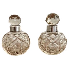 Hochwertiges Paar antiker edwardianischer Silberkragen & geschliffene Glasduftflaschen 