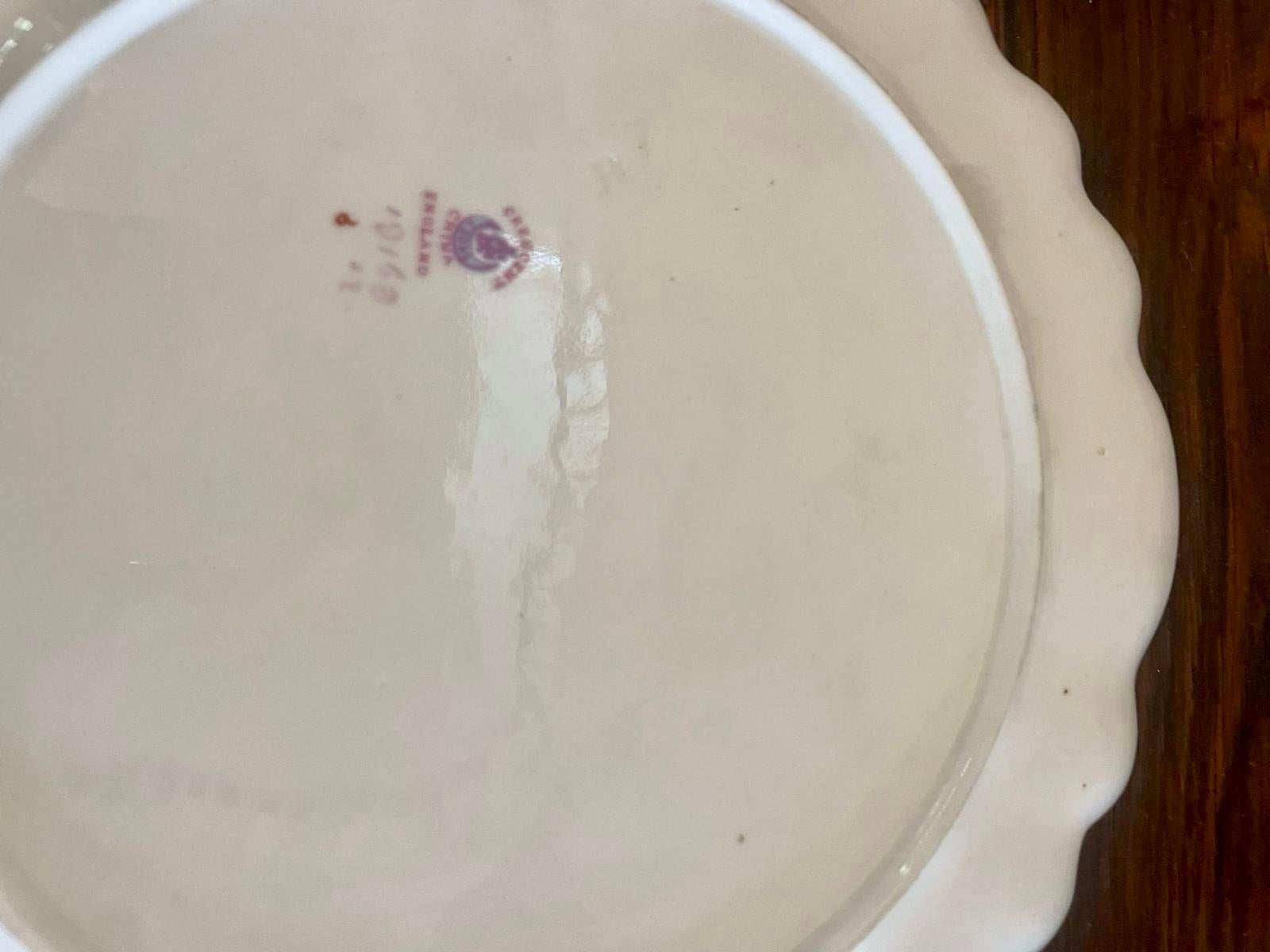 20ième siècle  Paire d'assiettes anciennes en porcelaine peintes à la main en forme de croissant, de qualité en vente