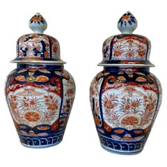 Paire de vases anciens à couvercle Imari de qualité supérieure