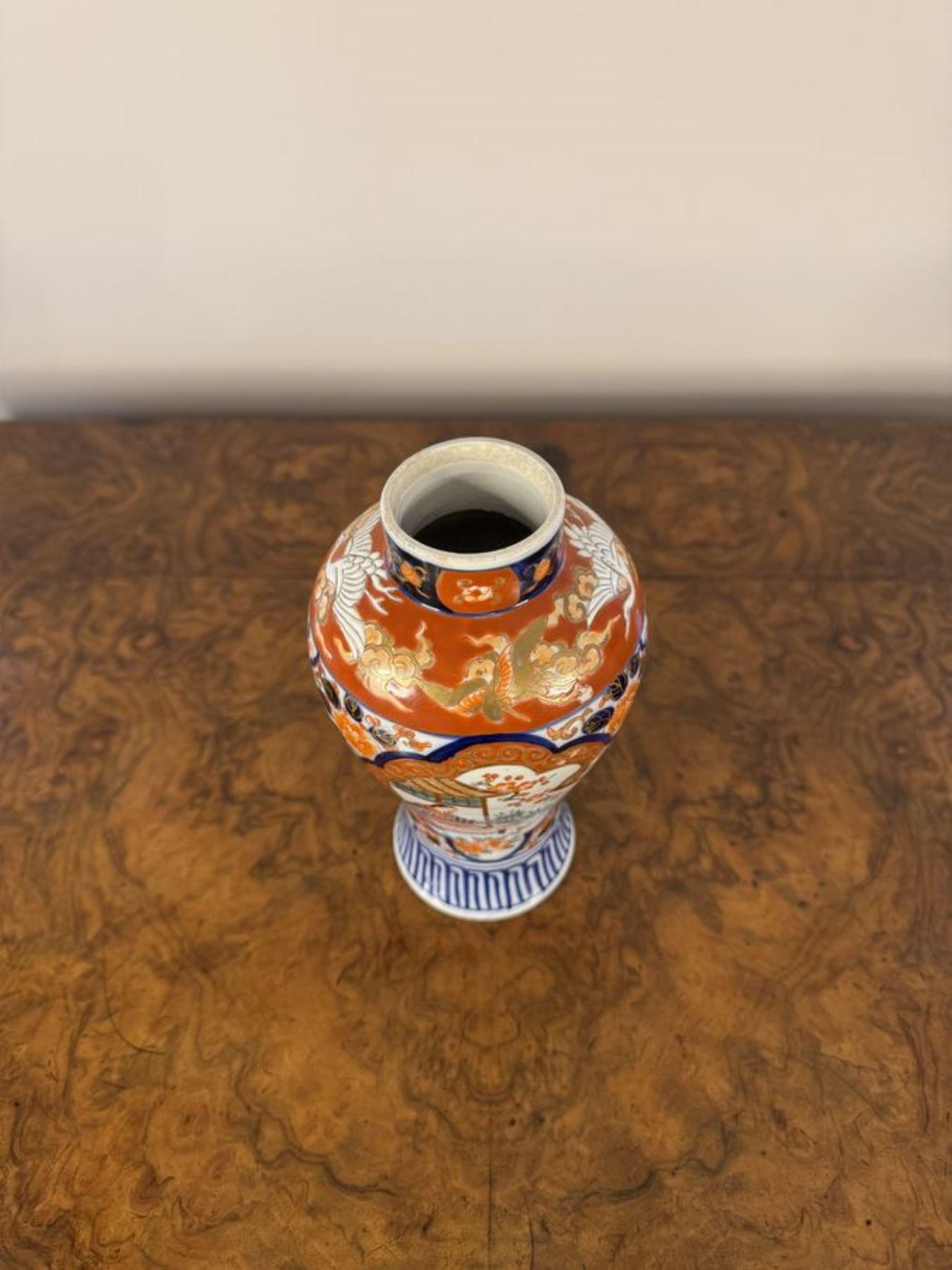 Coppia di vasi a balaustro Imari giapponesi di qualità, con una coppia di vasi Imari giapponesi antichi di qualità, con bellissimi corpi sagomati e decorati con pannelli con scene di giardini esotici, gru in volo, fiori e volute, dipinti a mano in