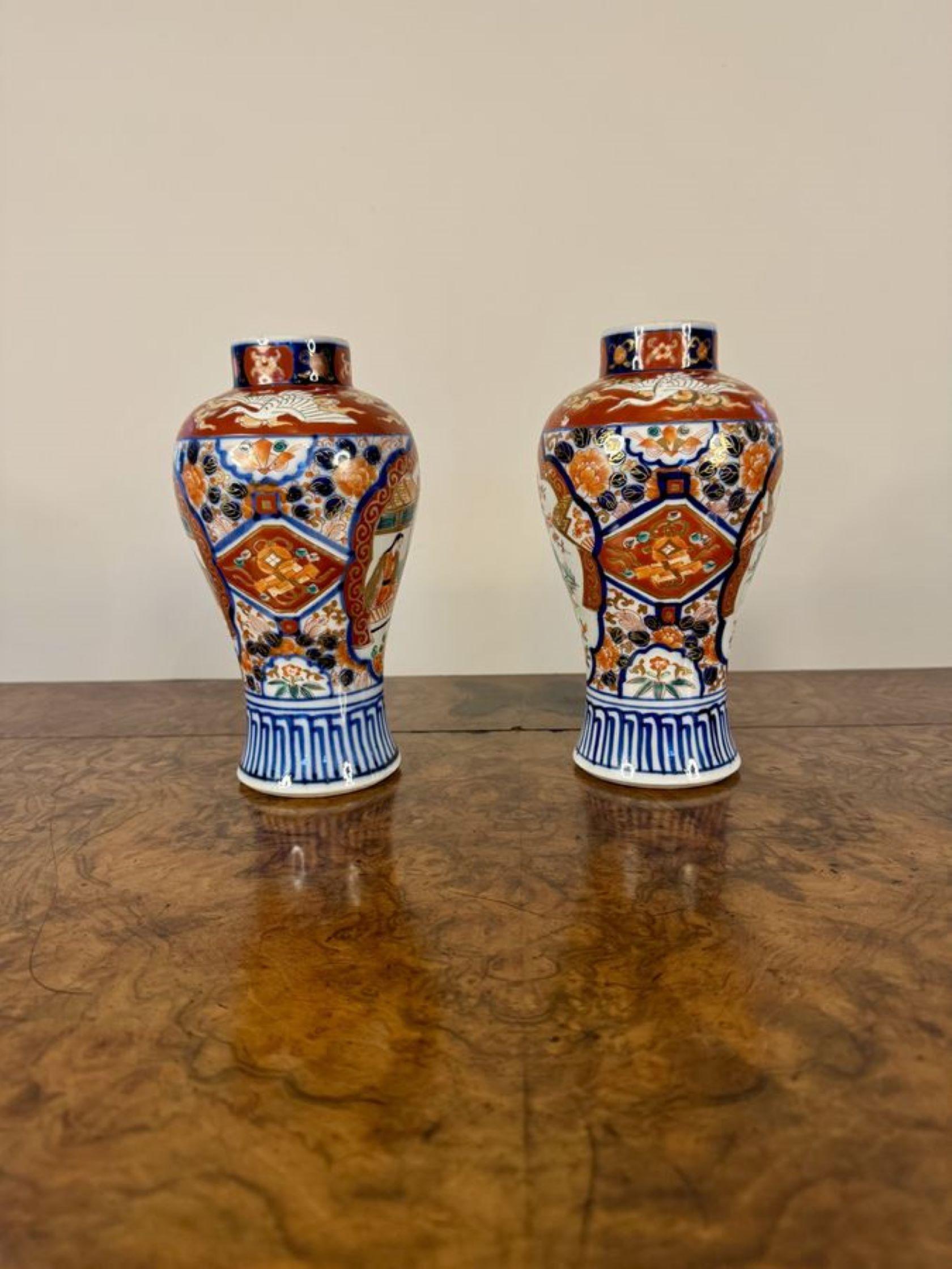 XX secolo Coppia di vasi a balaustro imari giapponesi di alta qualità in vendita