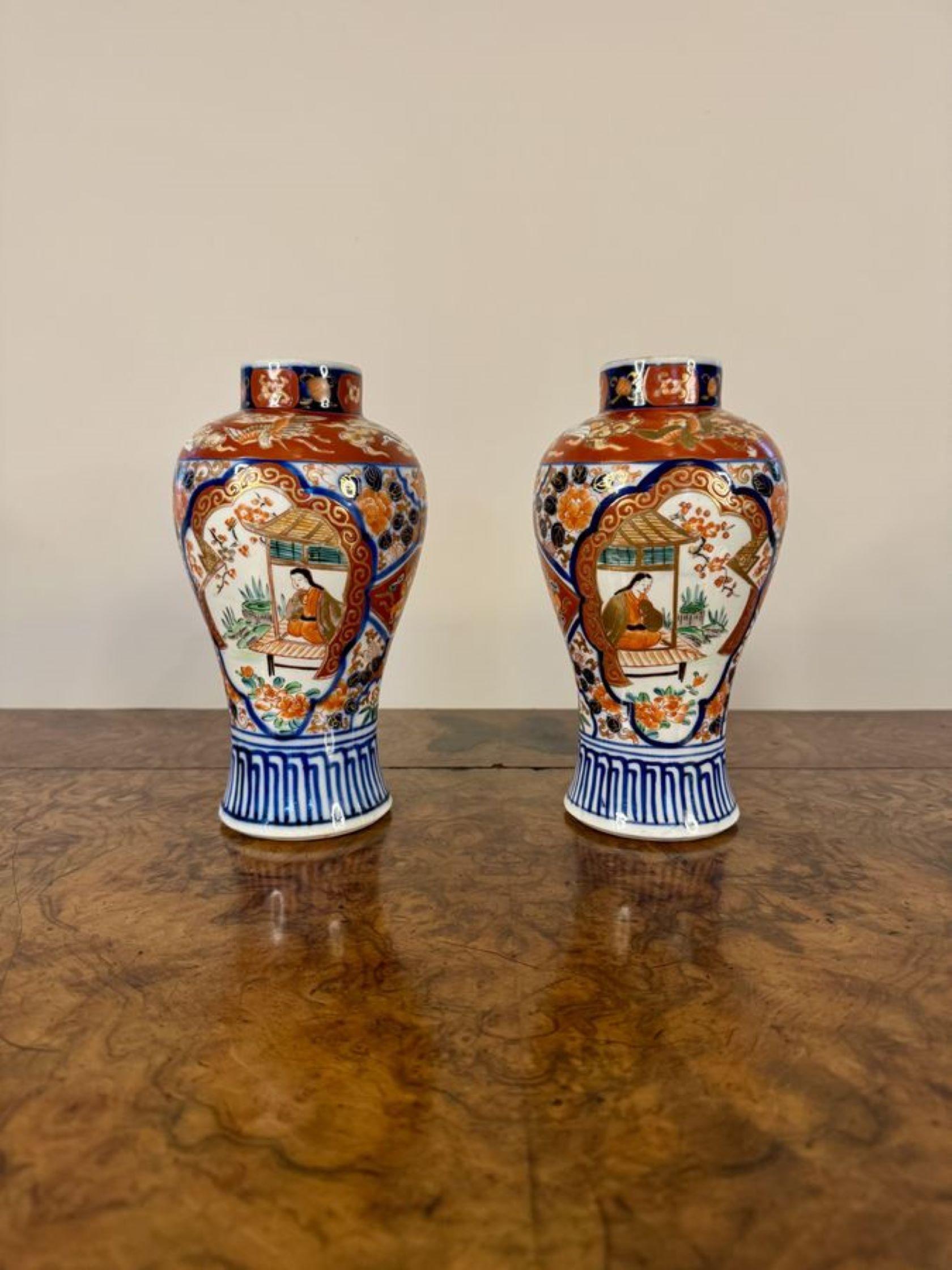 Ceramica Coppia di vasi a balaustro imari giapponesi di alta qualità in vendita