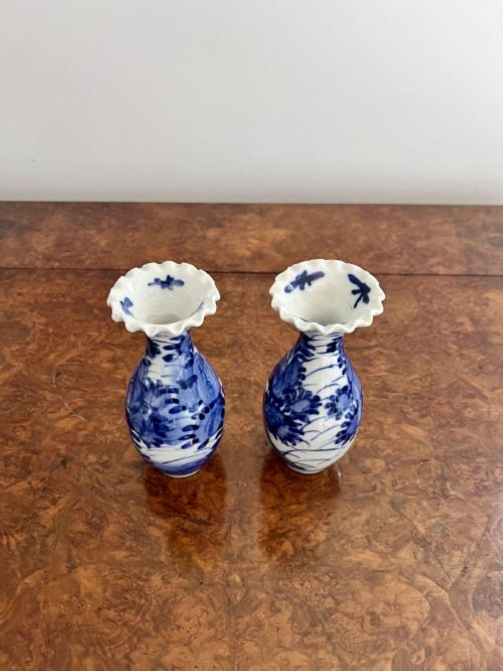 20ième siècle Paire de vases balustres japonais anciens bleu et blanc imari en vente