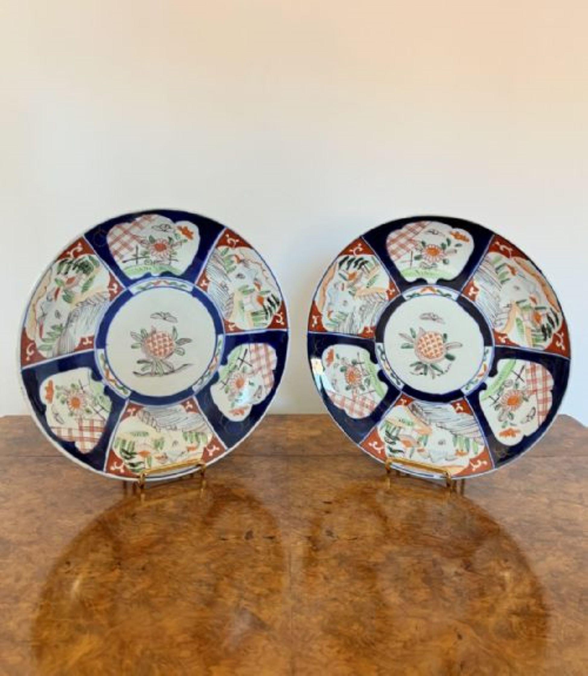 Paar antike japanische Imari-Teller von hoher Qualität im Zustand „Gut“ im Angebot in Ipswich, GB