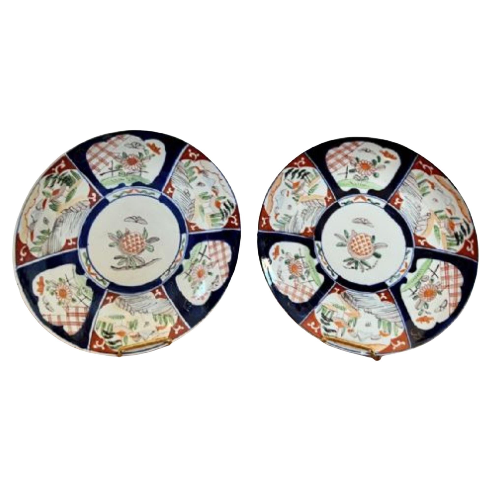 Paar antike japanische Imari-Teller von hoher Qualität im Angebot