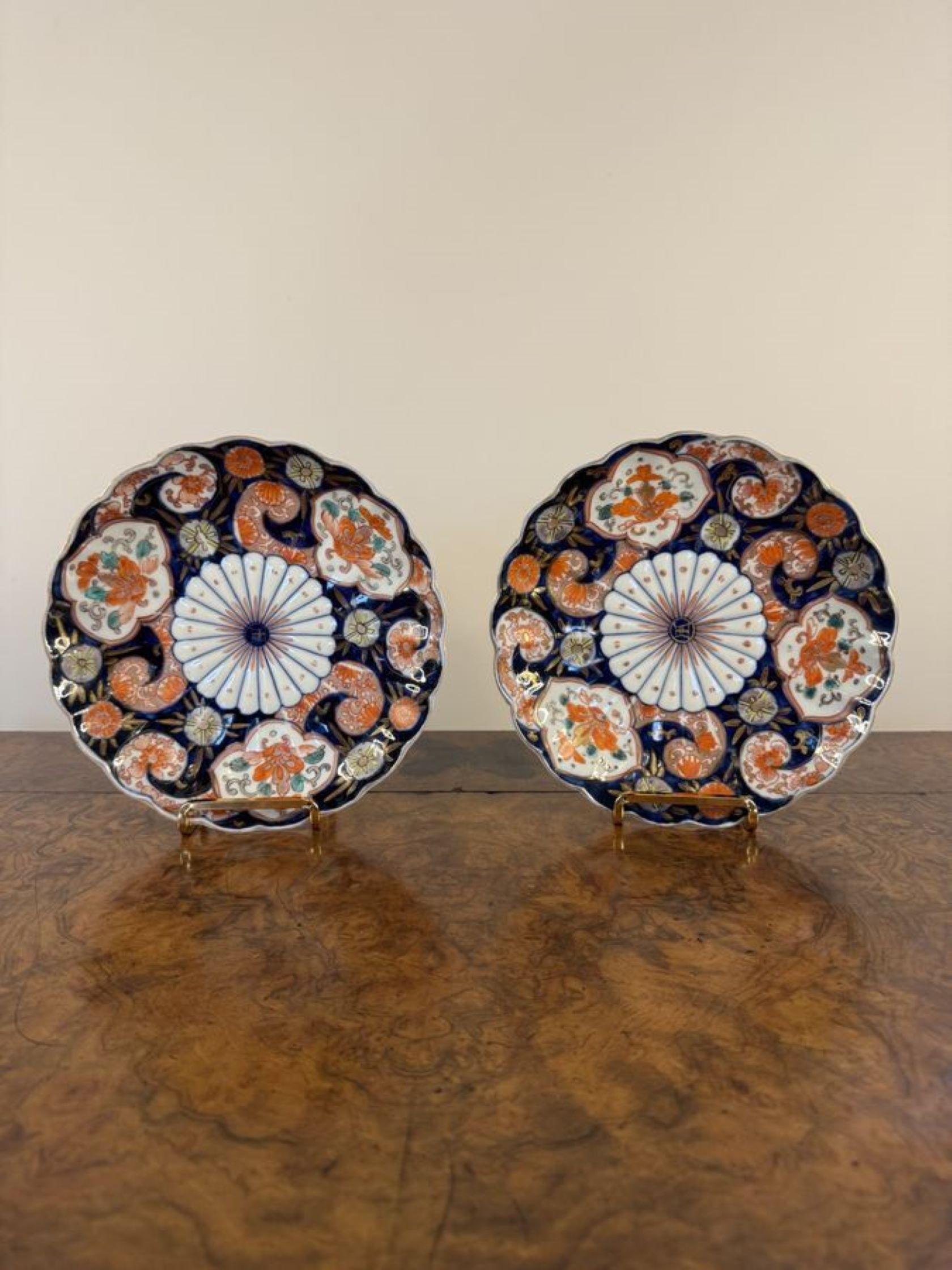 Paar antike japanische Imari-Teller von hoher Qualität (20. Jahrhundert) im Angebot