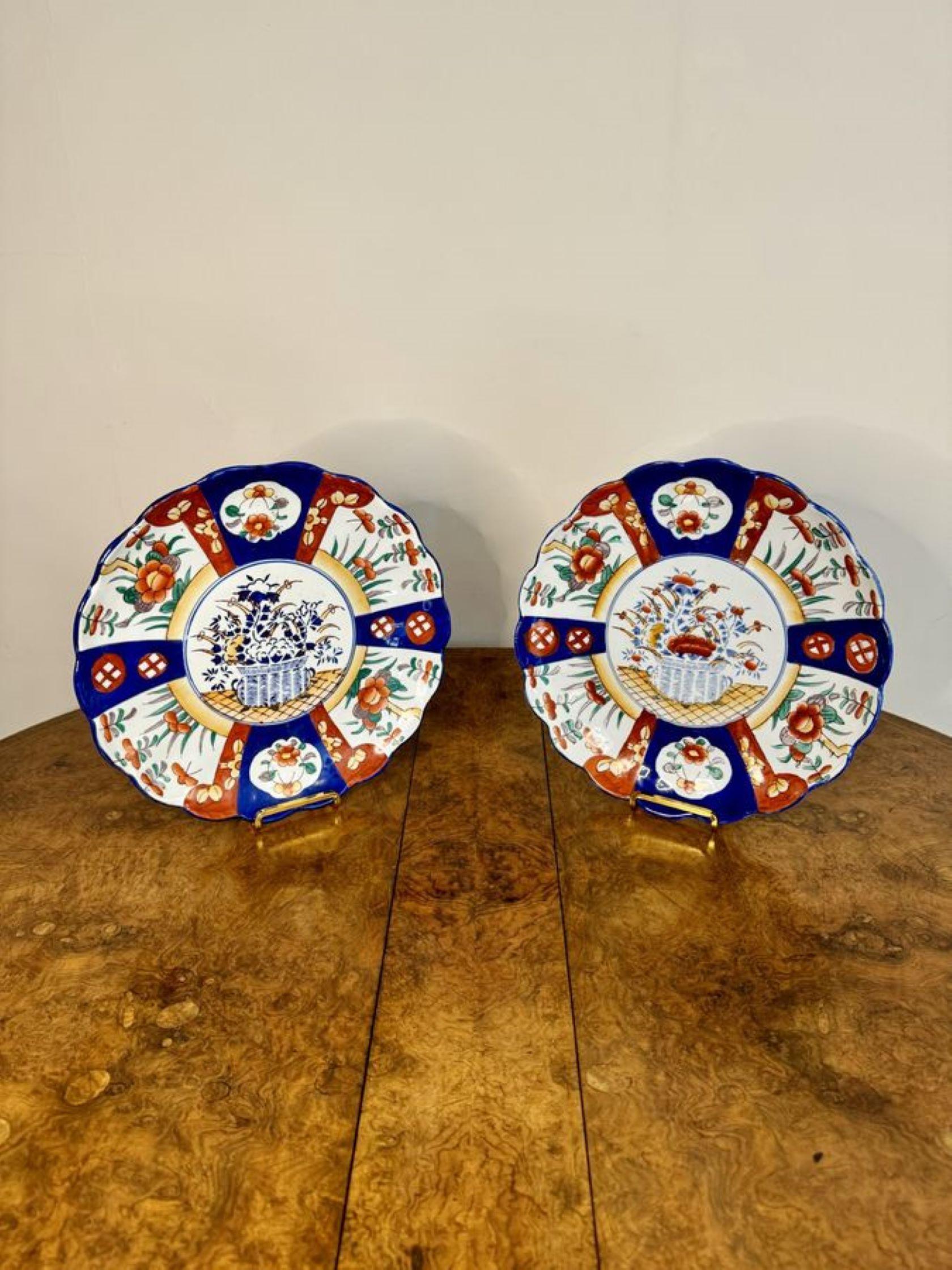 Paire d'assiettes japonaises anciennes en imari de qualité en vente 1