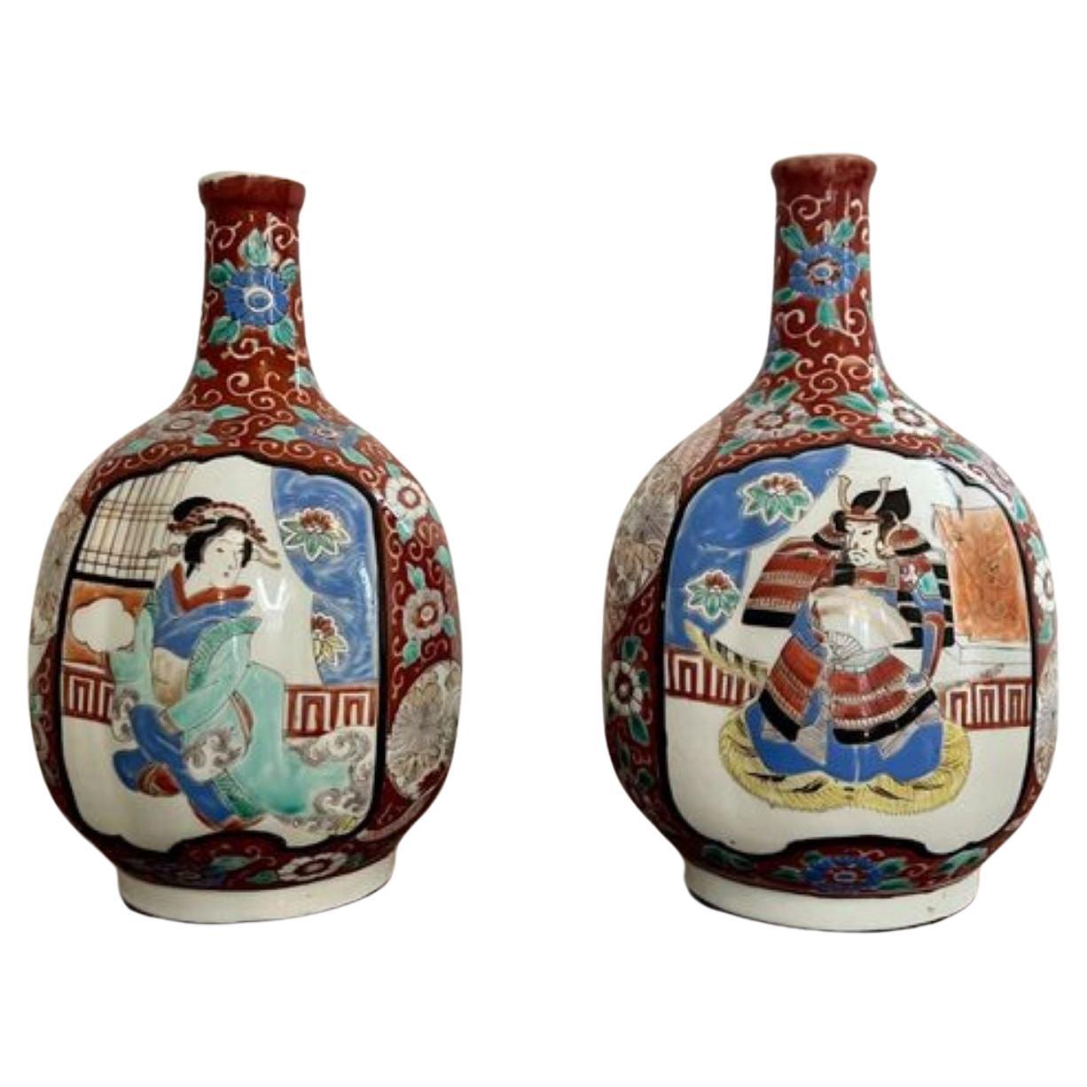 Paire de vases japonais anciens en forme d'imari de qualité 
