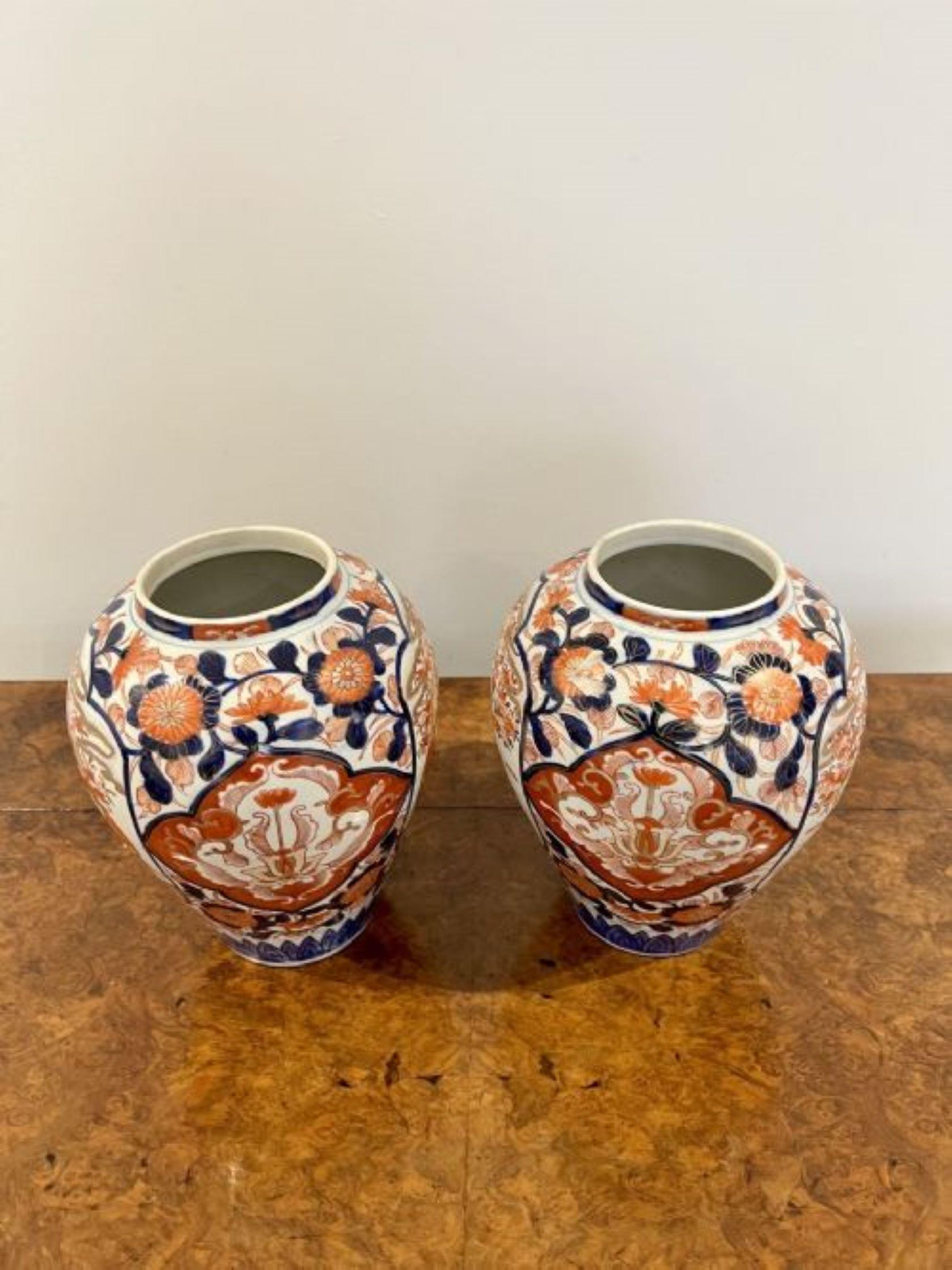 Coppia di vasi Imari giapponesi antichi di qualità In condizioni buone in vendita a Ipswich, GB