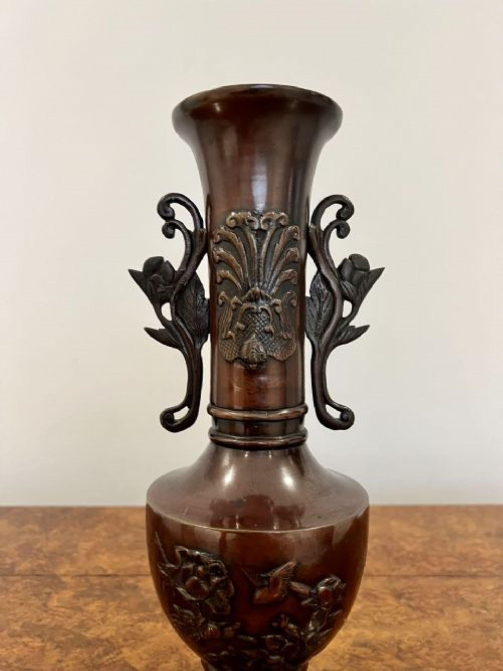 XIXe siècle Paire de vases japonais anciens en bronze à deux poignées 