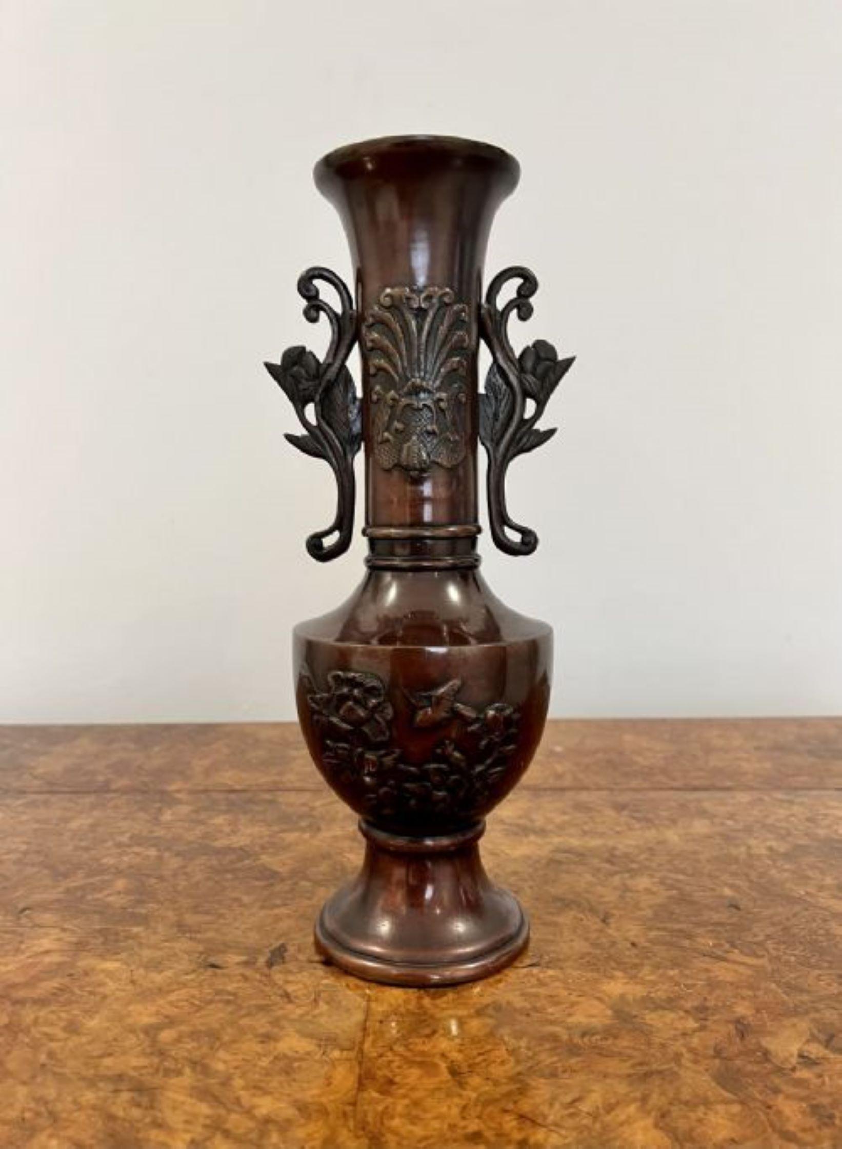 Bronze Paire de vases japonais anciens en bronze à deux poignées 