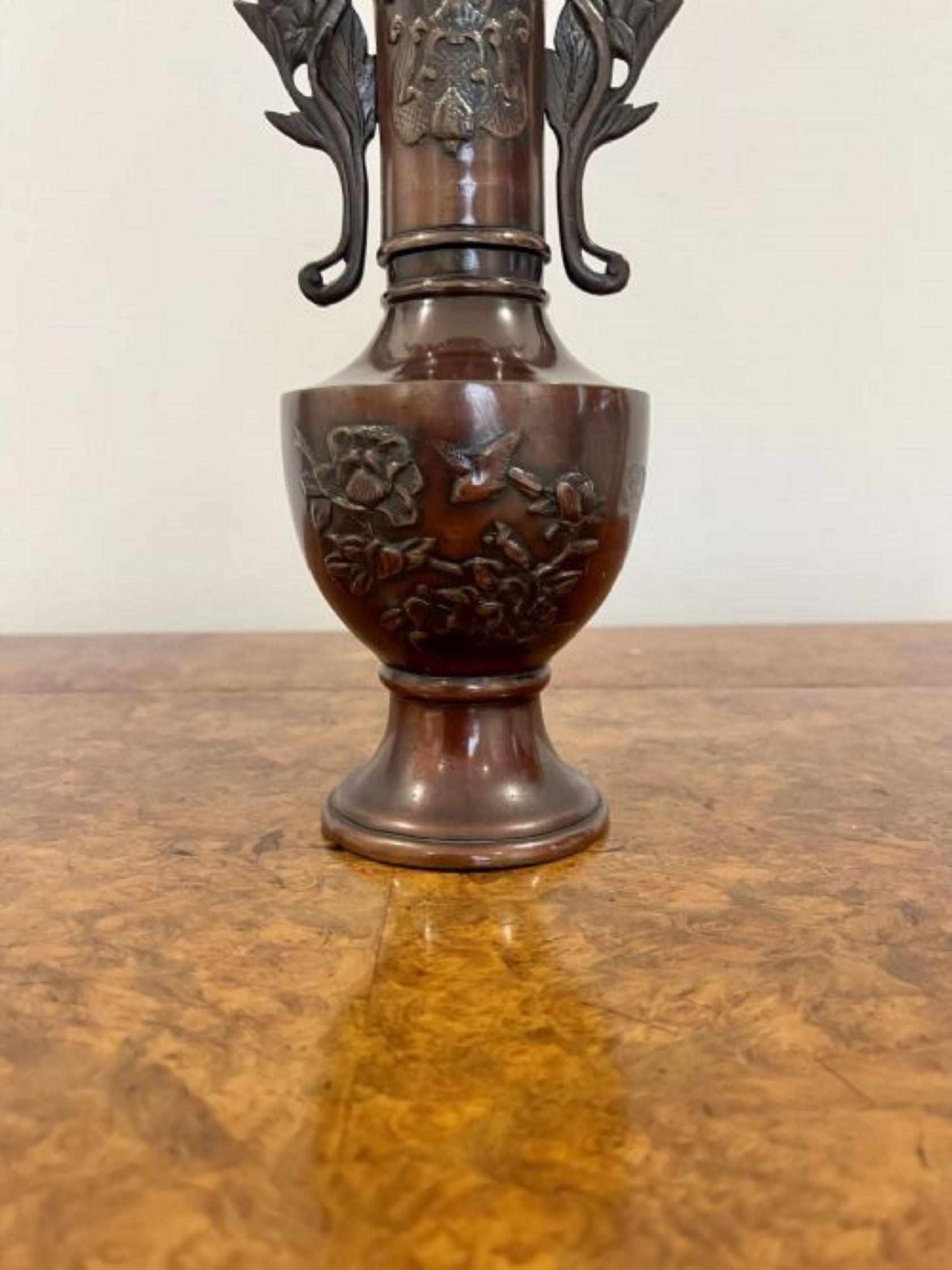 Paire de vases japonais anciens en bronze à deux poignées  2