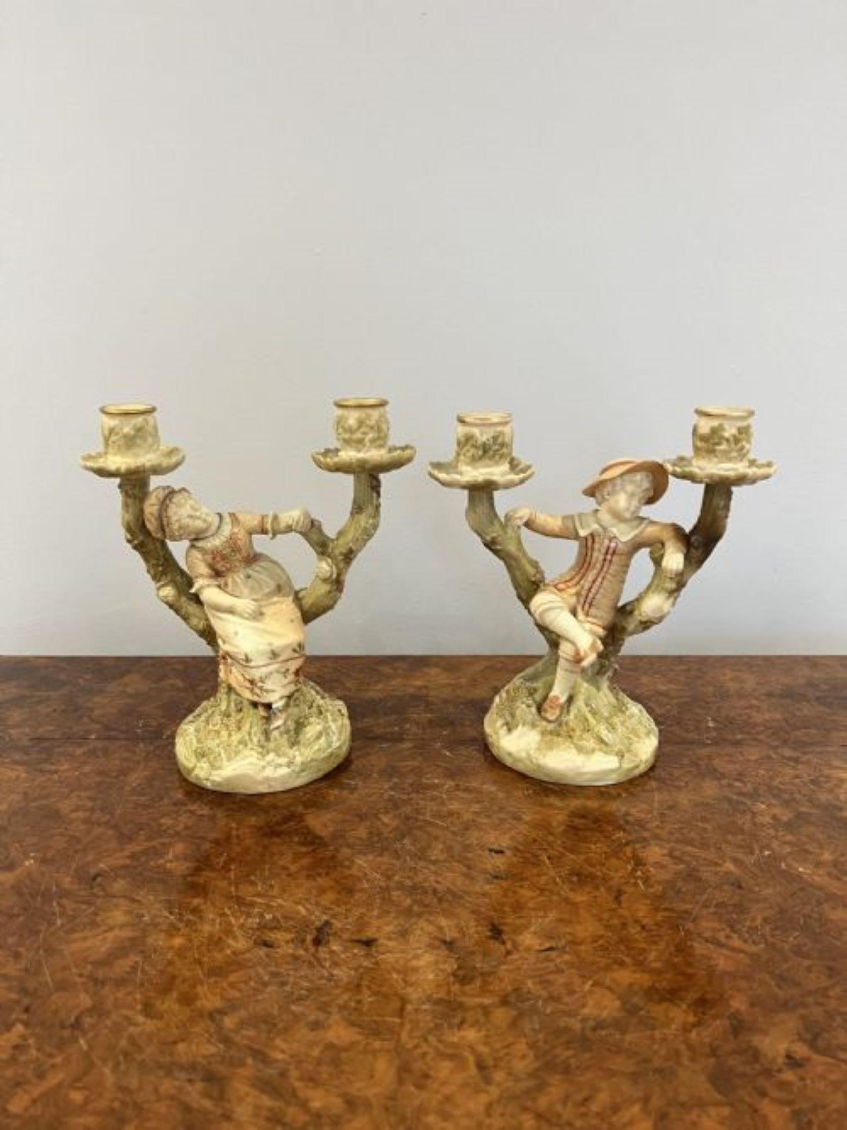 Paar antike Royal Worcester Hadley-Kerzenständer in Qualität  (Keramik) im Angebot