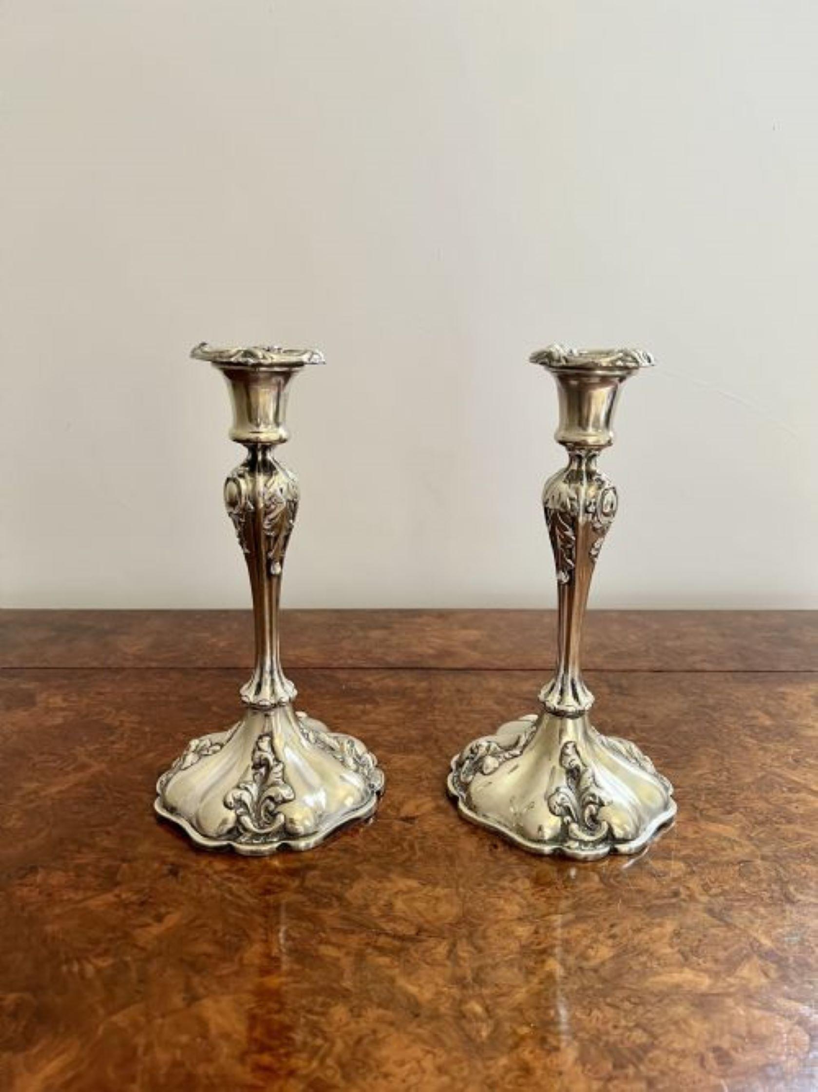 Hochwertiges Paar antiker, versilberter und verzierter Kerzenständer  im Zustand „Gut“ im Angebot in Ipswich, GB