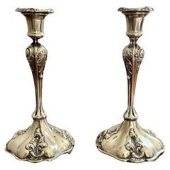 Paire de chandeliers anciens ornés en métal argenté de qualité 