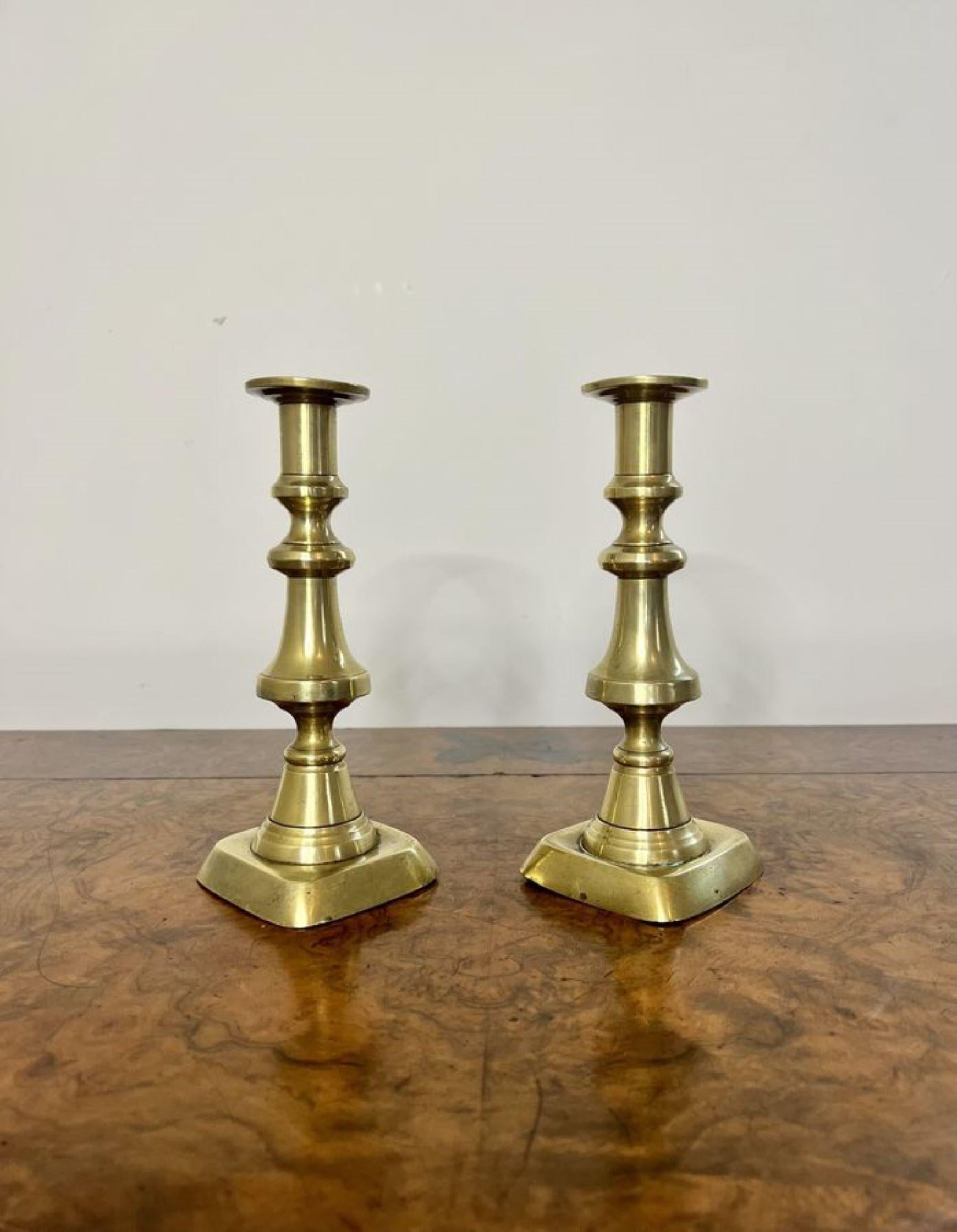 Hochwertiges Paar antiker viktorianischer Messing-Kerzenhalter mit einem hochwertigen Paar Messing-Kerzenhalter mit gedrehten, geformten Säulen, die auf quadratischen Basen stehen.

D. 1860