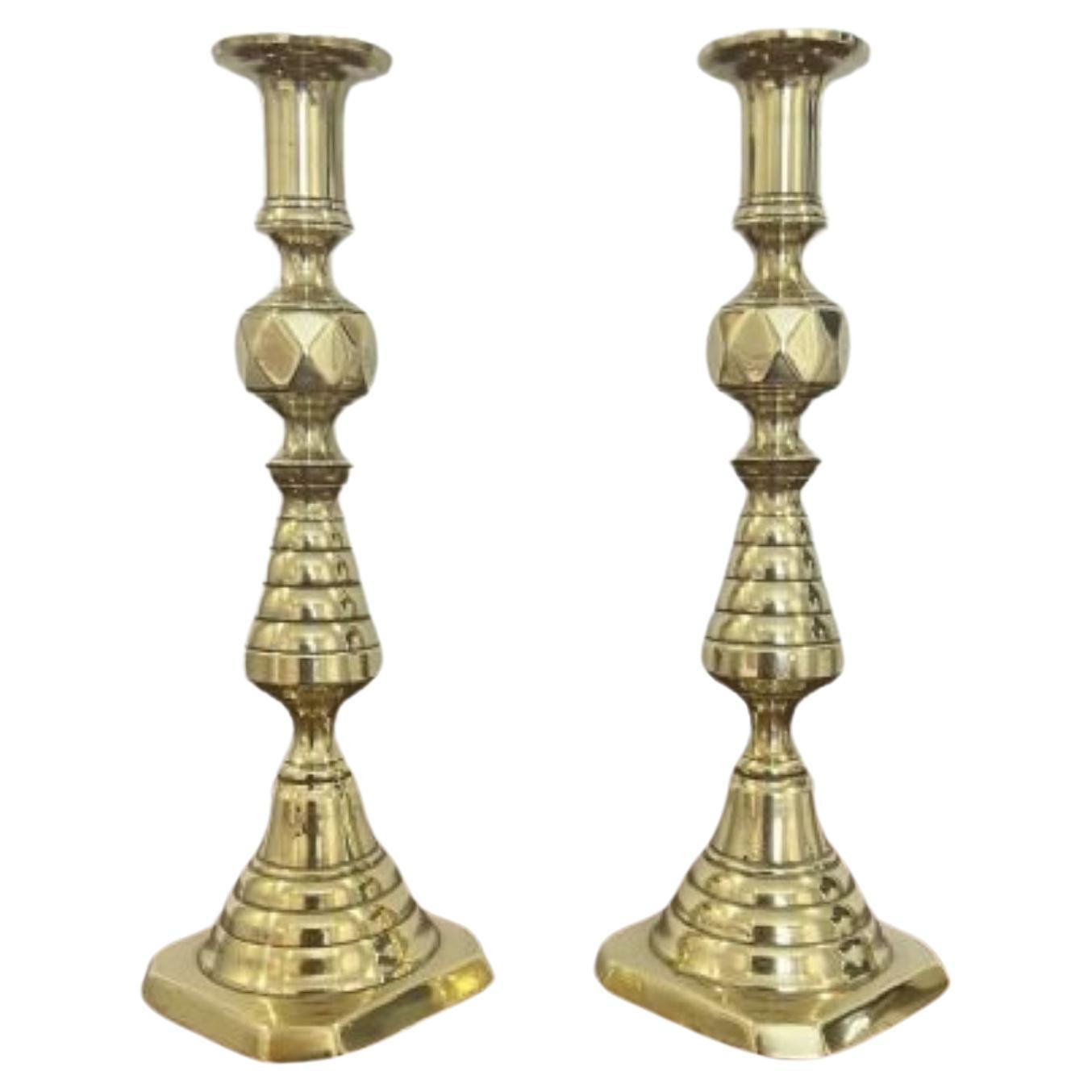 Paire de chandeliers anciens en laiton de style victorien de qualité  en vente