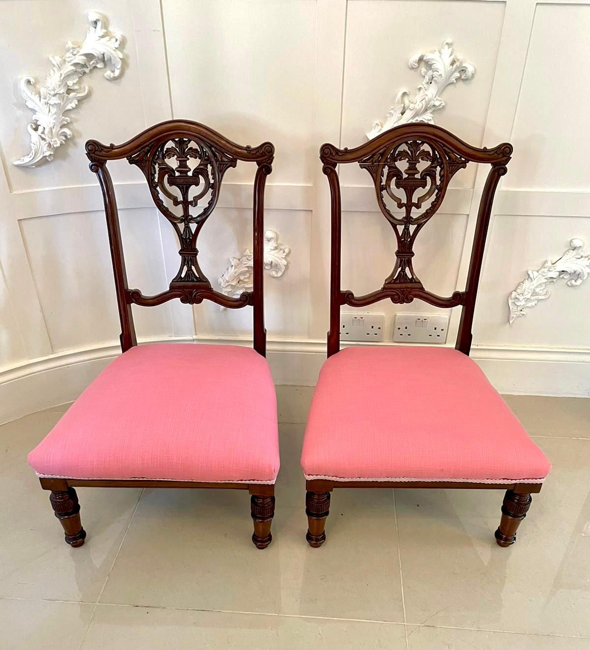 Paire de chaises d'appoint anciennes en acajou sculpté de l'époque victorienne Bon état - En vente à Suffolk, GB