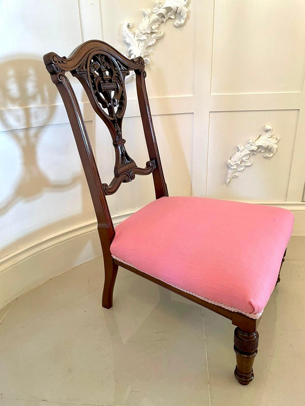 XIXe siècle Paire de chaises d'appoint anciennes en acajou sculpté de l'époque victorienne en vente