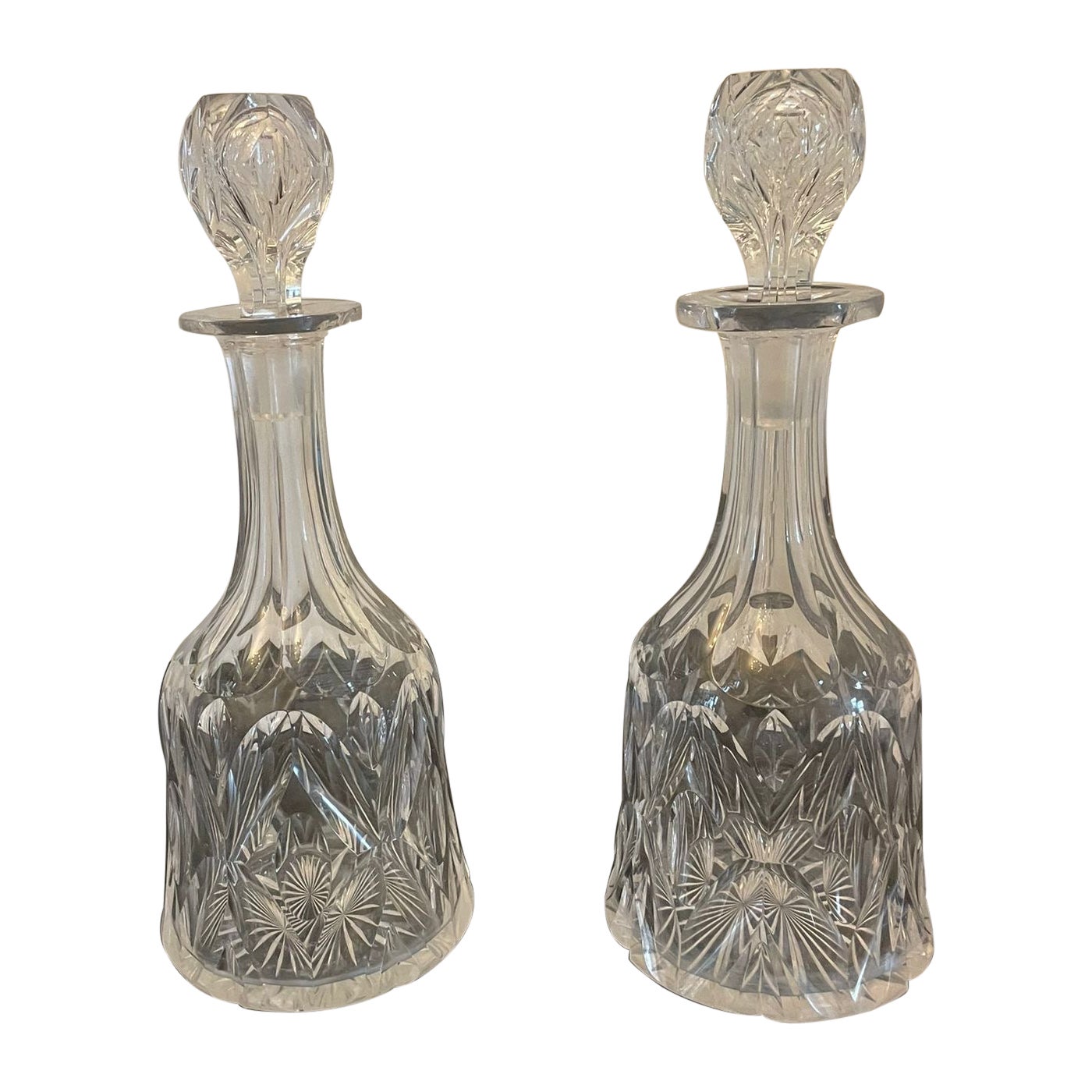 Paire d'anciennes carafes victoriennes en verre taillé de qualité