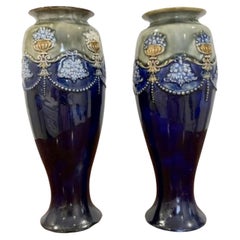 Paire de vases Royal Doulton victoriens anciens de qualité 
