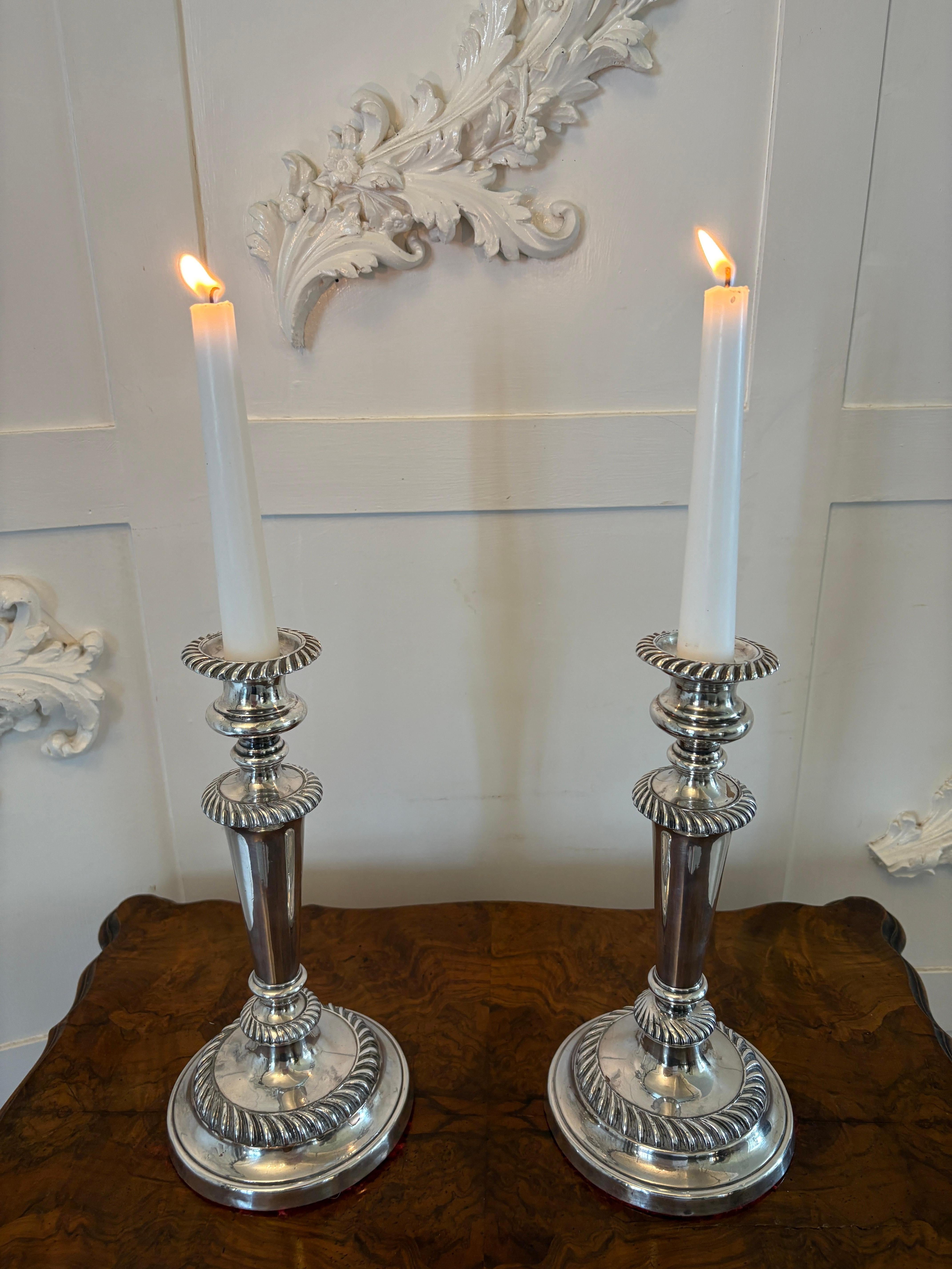 Coppia di candelabri antichi vittoriani placcati in argento di qualità eccezionale, con basi rotonde ornate.

In condizioni eccezionali.

Dimensioni:
Altezza 26 cm (10,24