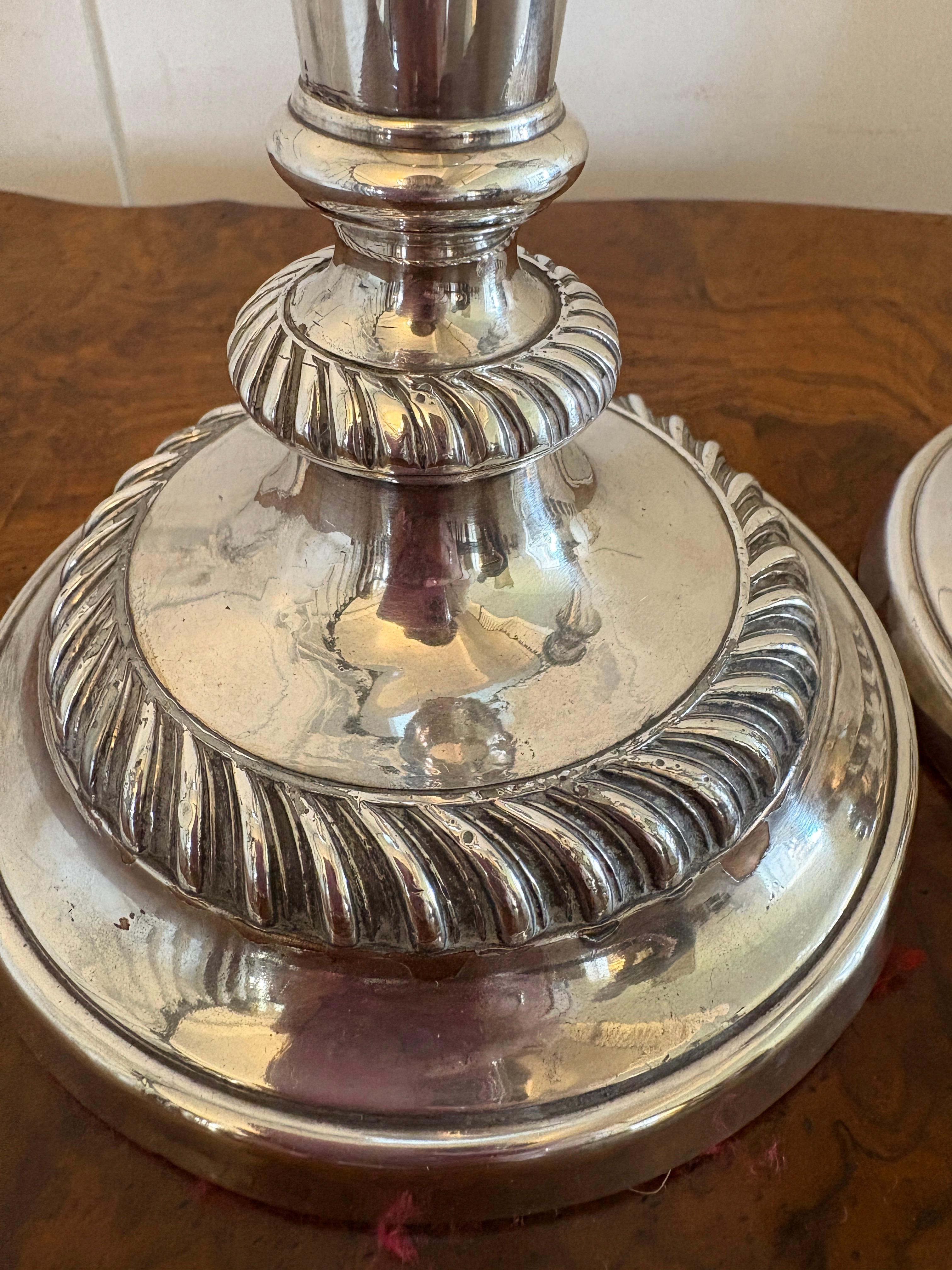 Inglese Coppia di candelieri antichi vittoriani placcati in argento di qualità in vendita