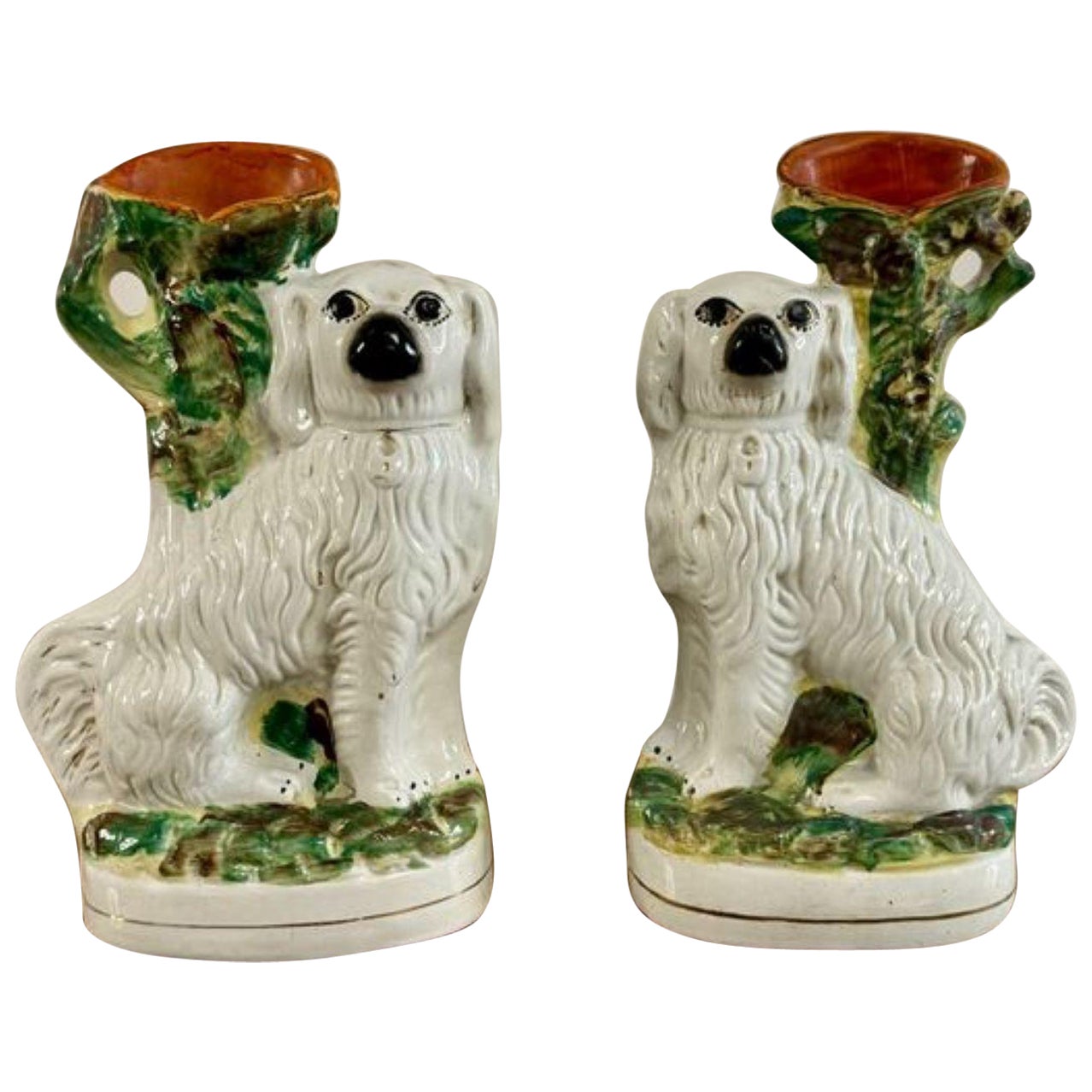 Paire de vases anciens de déversement de épagneul du Staffordshire, victorien