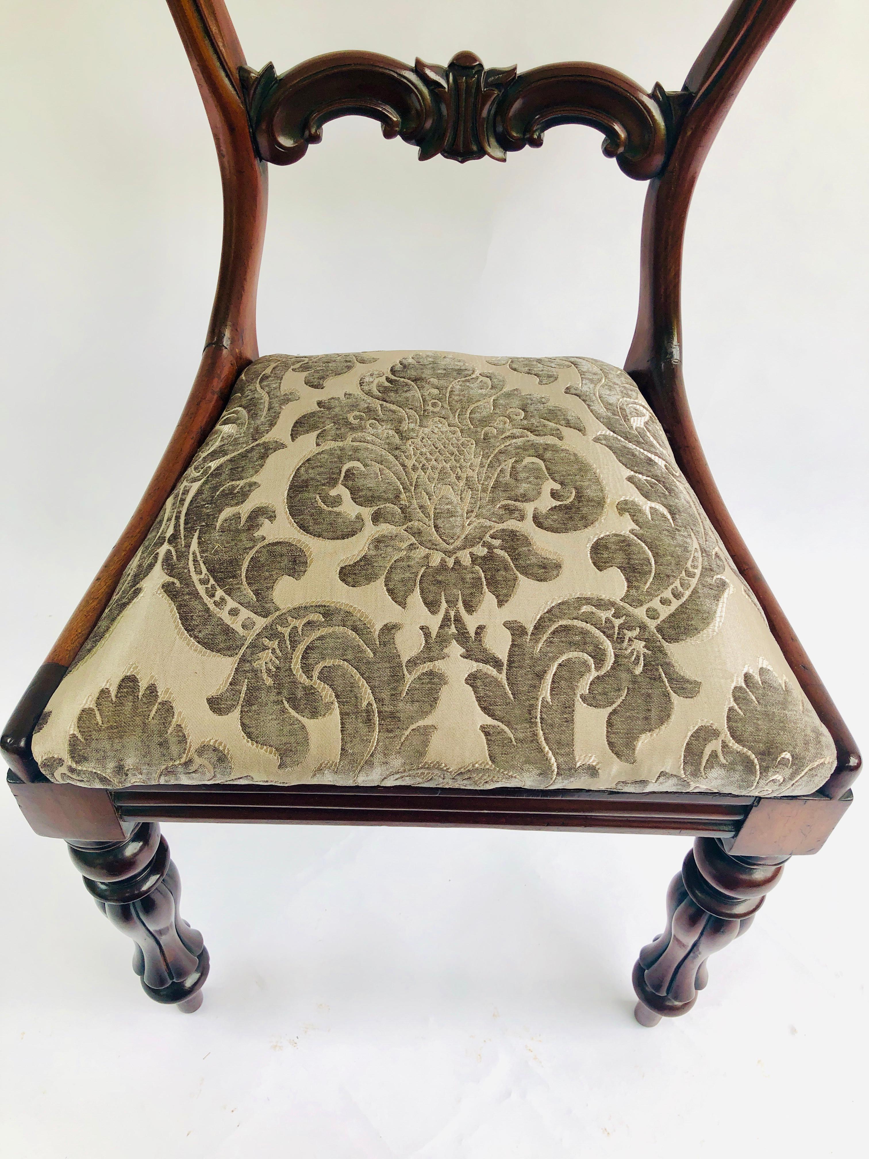 English Quality Pair of Antique William IV Carved Hardwood Side/Desk Chairs, circa 1830 For Sale